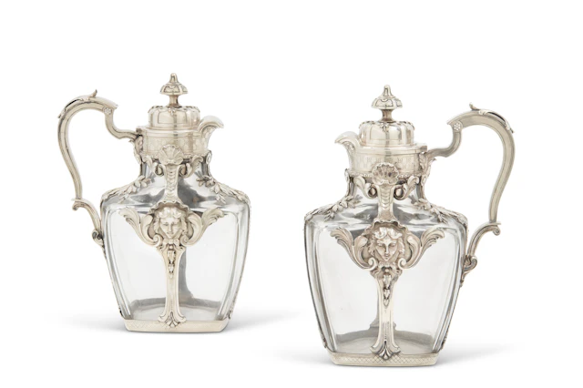 PAIRE DE CARAFES EN ARGENT ET VERRE