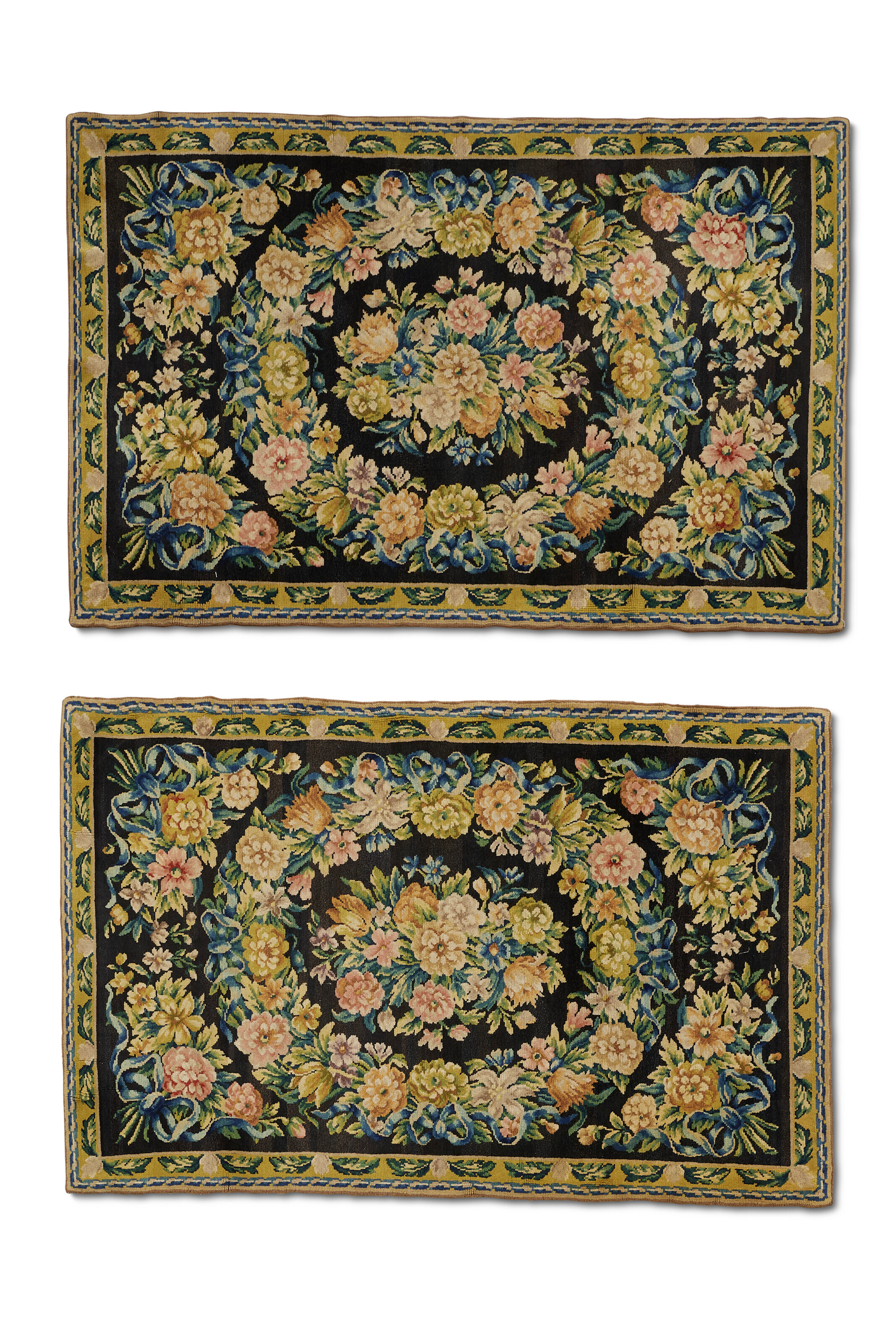PAIRE DE TAPIS DE STYLE LOUIS XIII AU POINT DE LA SAVONNERIE