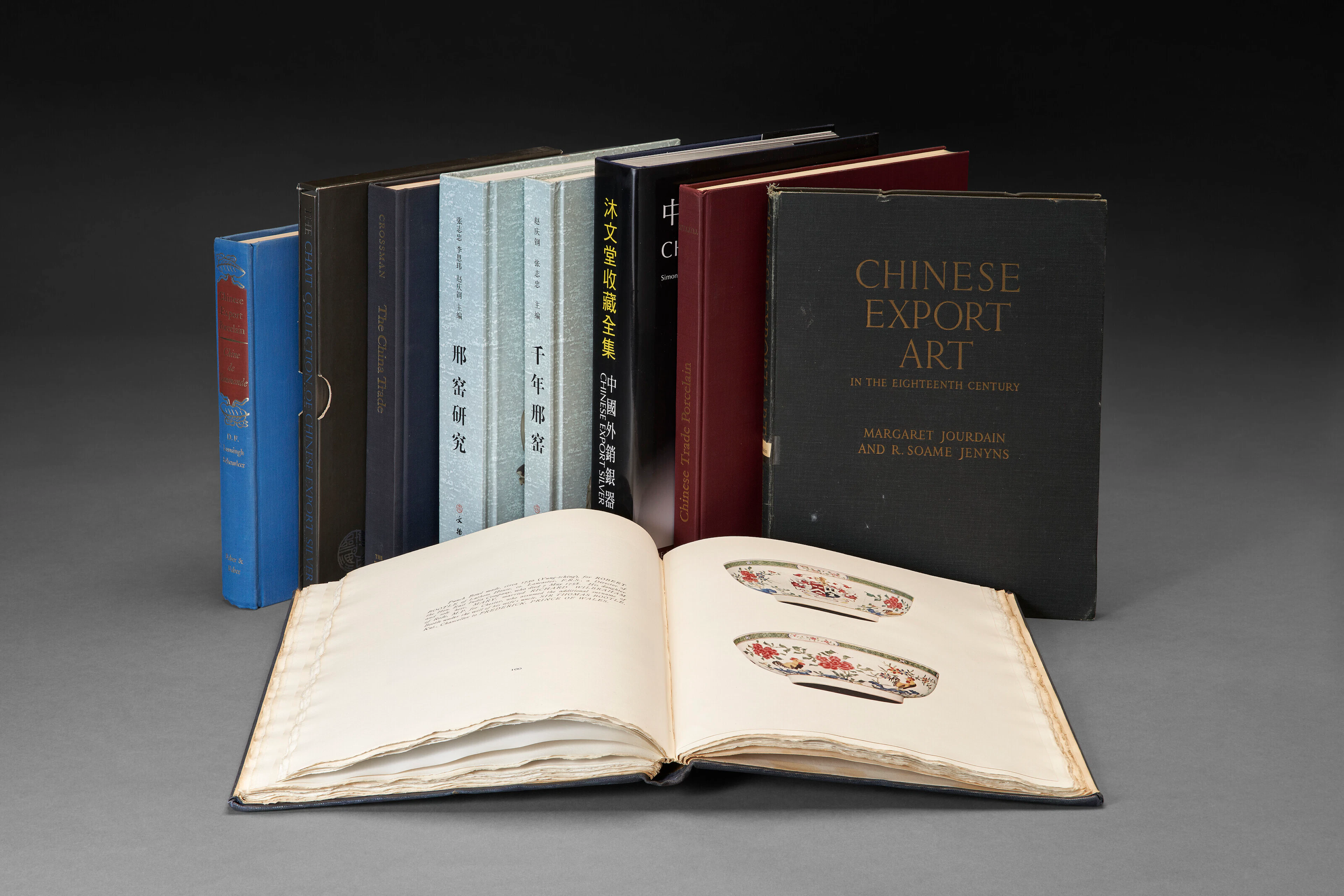 CHINESE EXPORT ART AND CERAMICS - A group of...