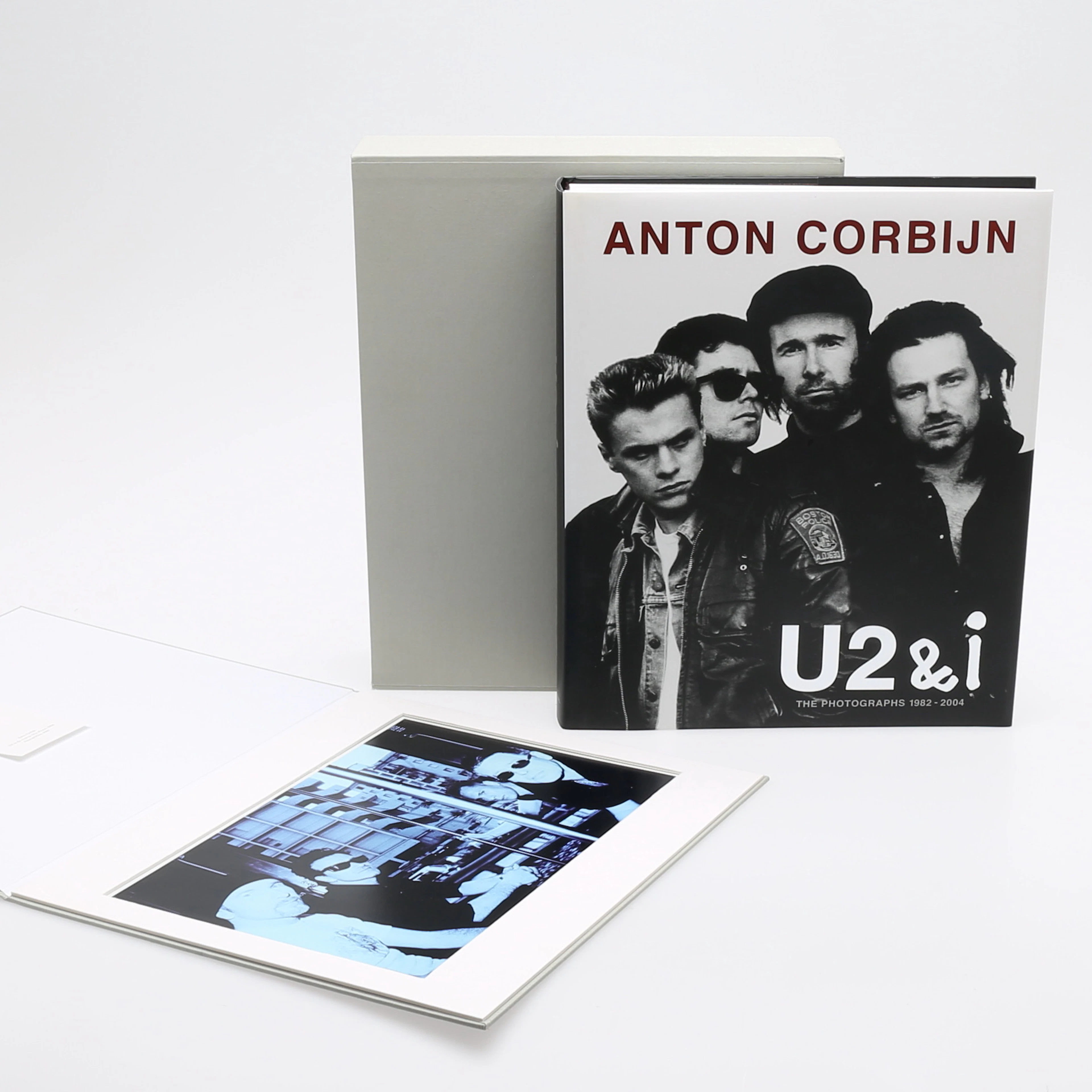 BIBLIOFILI/FOTO. ANTON CORBINJS RESA MED U2 MED SIGNERAT ORIGINALFOTOGRAFI.