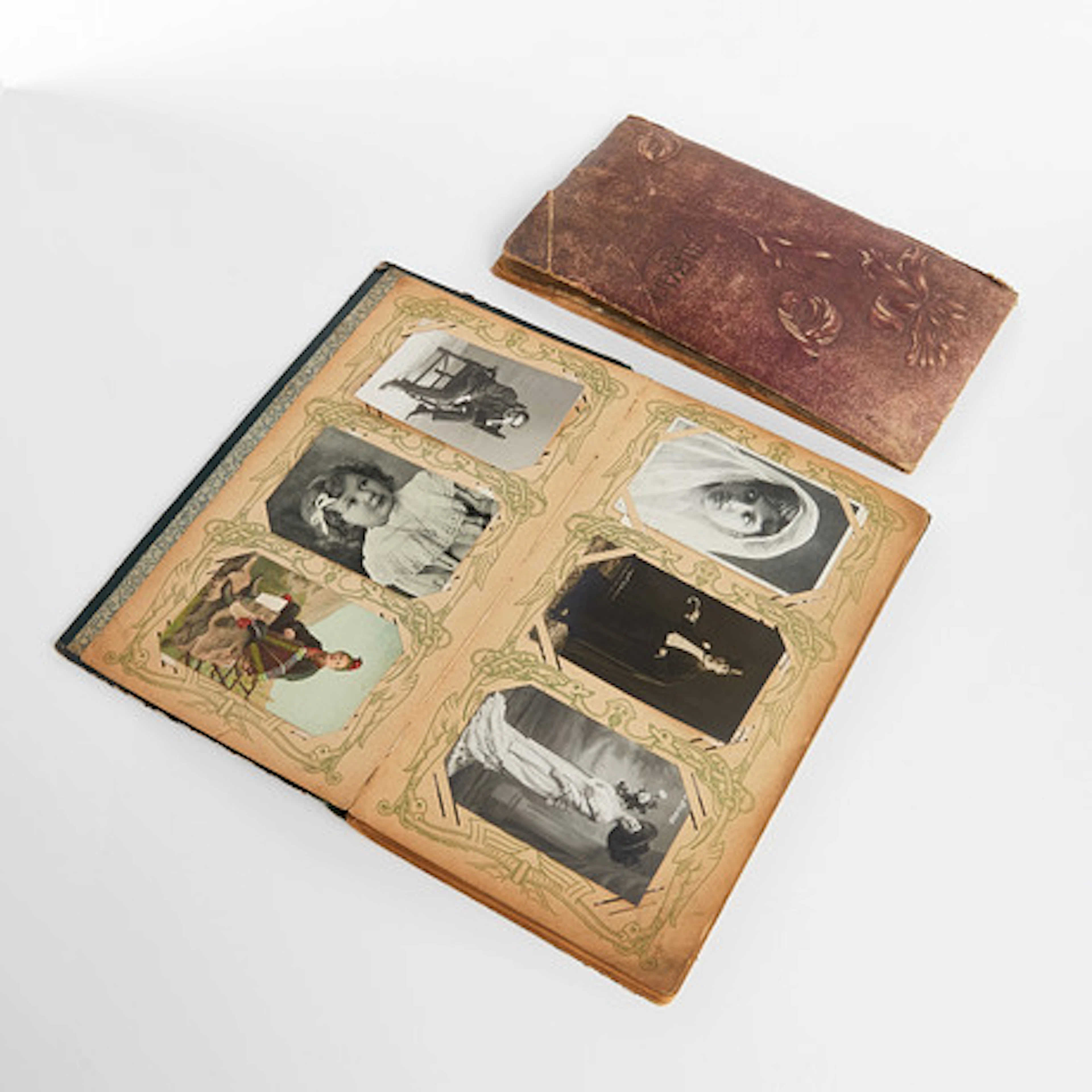 BREFKORTSALBUM, 2 st defekta inneh. ca 157…