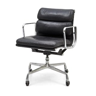 CHARLES & RAY EAMES. Skrivbordsstol, "EA217", Soft pad Chair, svart