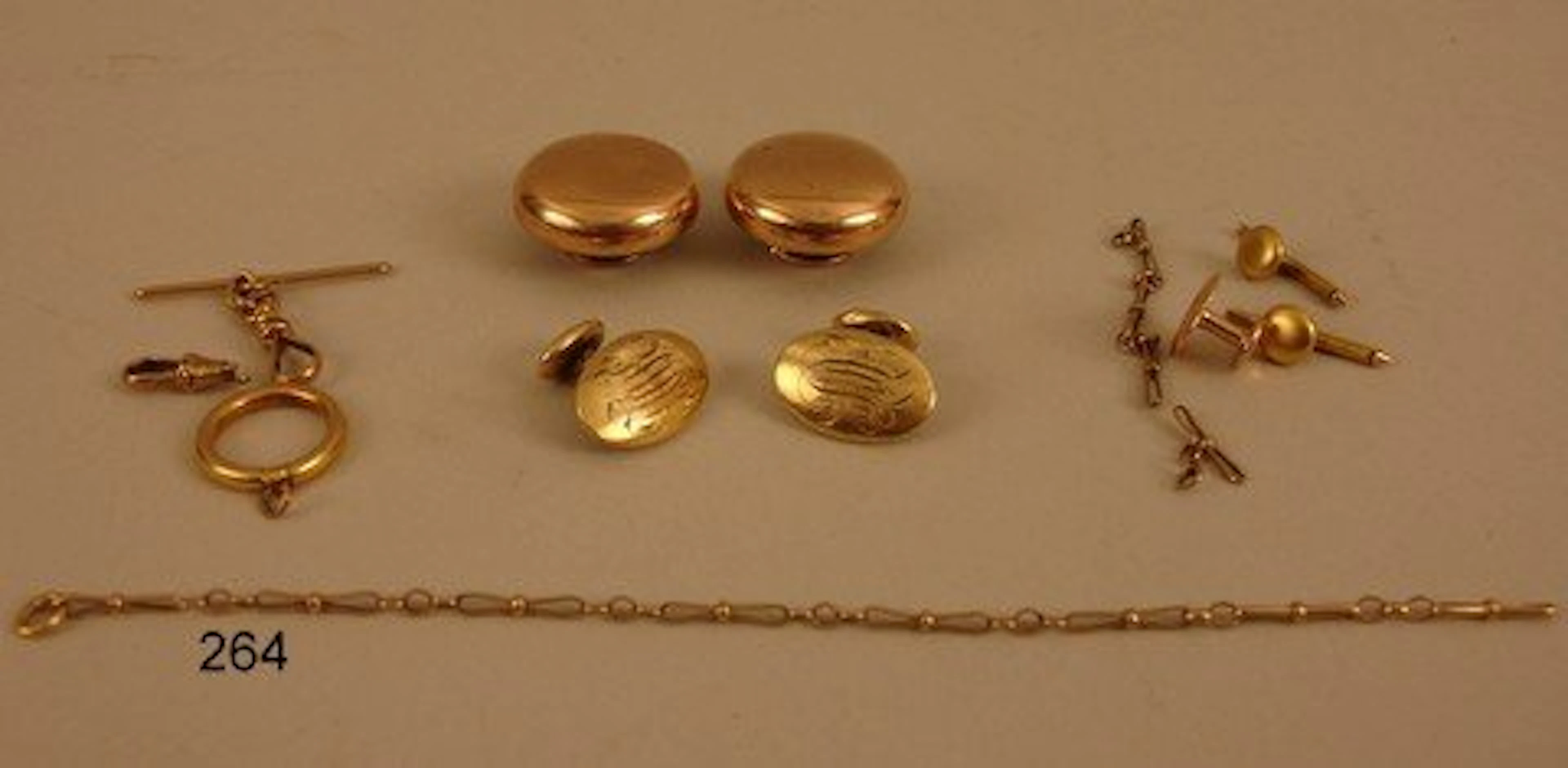 264) 14kyg lot: pr. cuff links w/stylized initials;