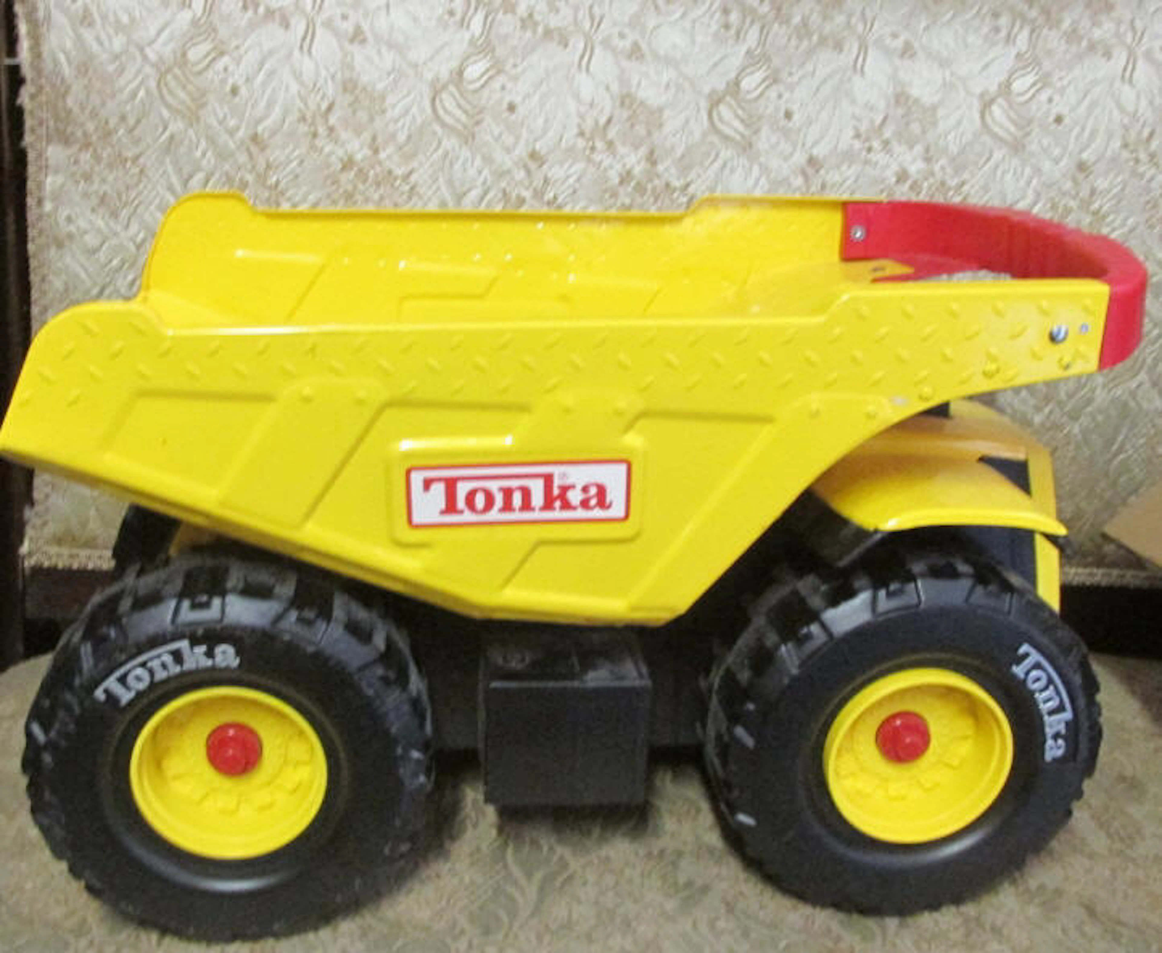 Toy Tonka Toughest Mighty Dump Truck