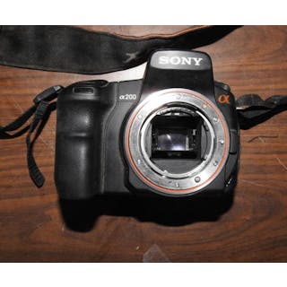 SONY CX200 CAMERA BODY W/BATTERY AND CHARGER