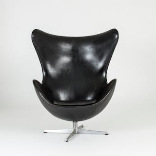 “Egg” lounge chair by Arne Jacobsen