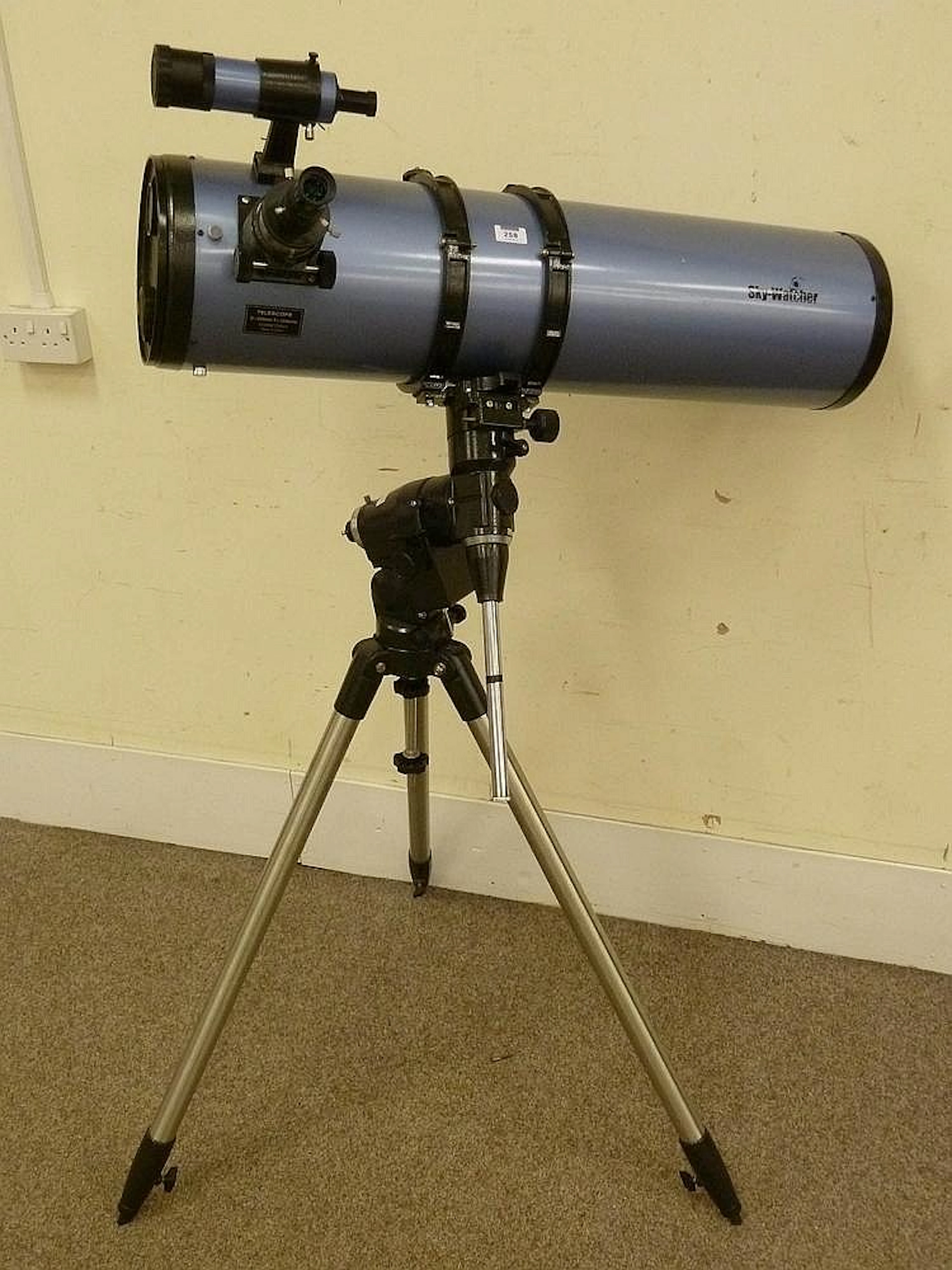 Large Skywatcher telescope D=200mm F=1000mm on