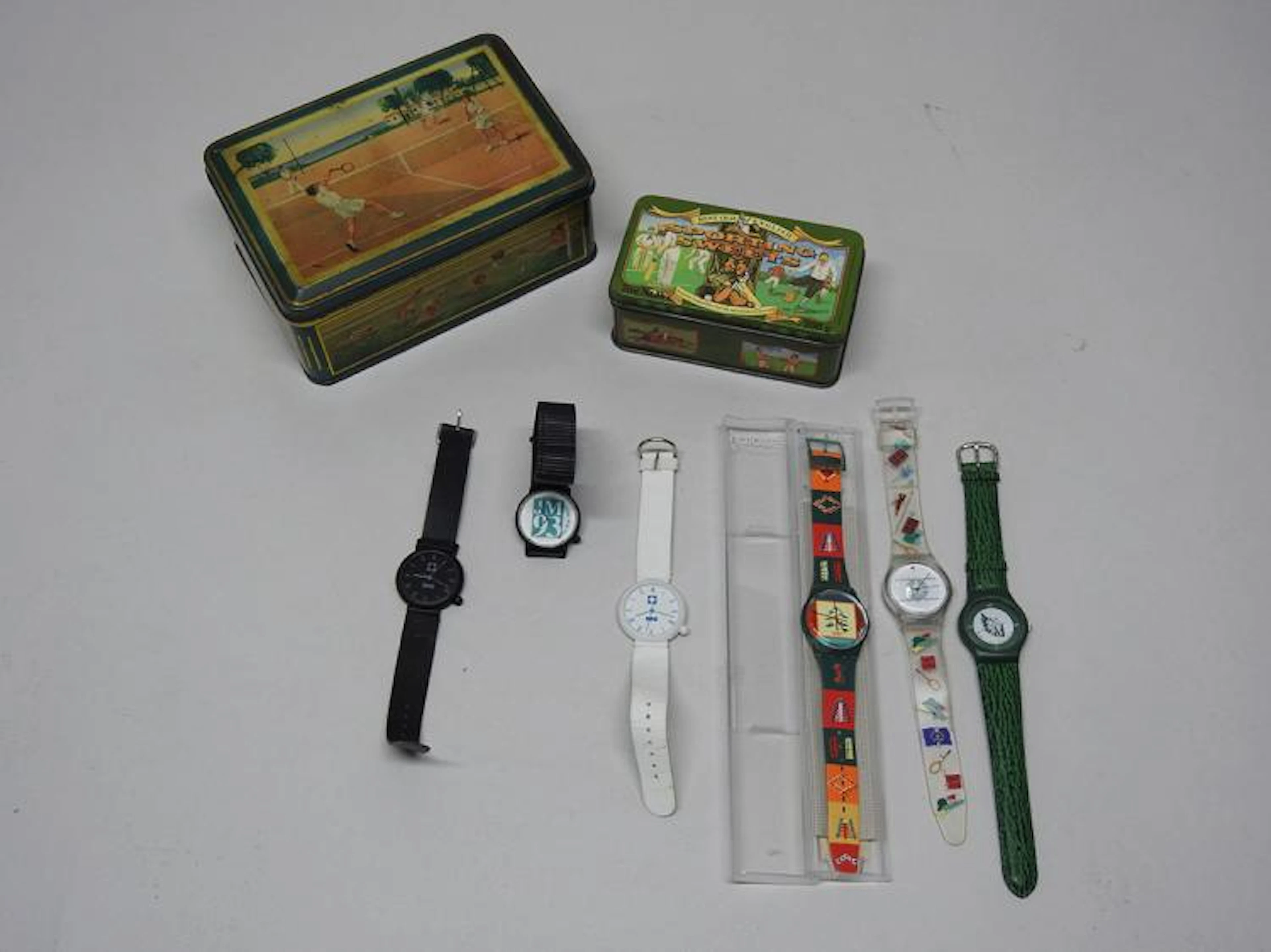 Boites/montres Neuf pièces - Deux boites à gâteaux, une ancienne avec