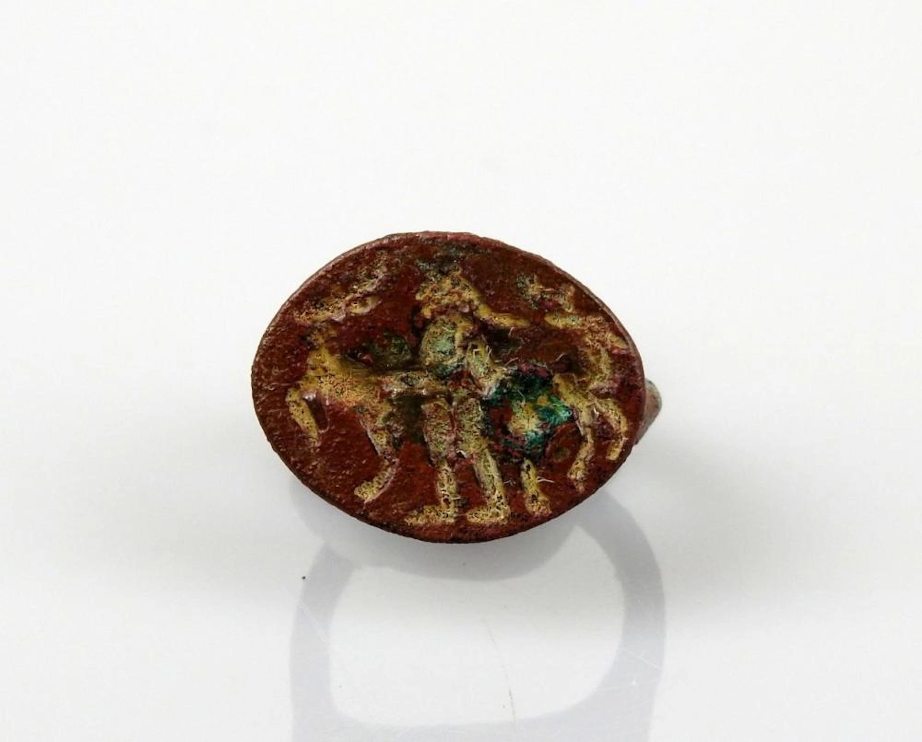 Bague sceau comportant une scène d?une divinité entre deux cerfs