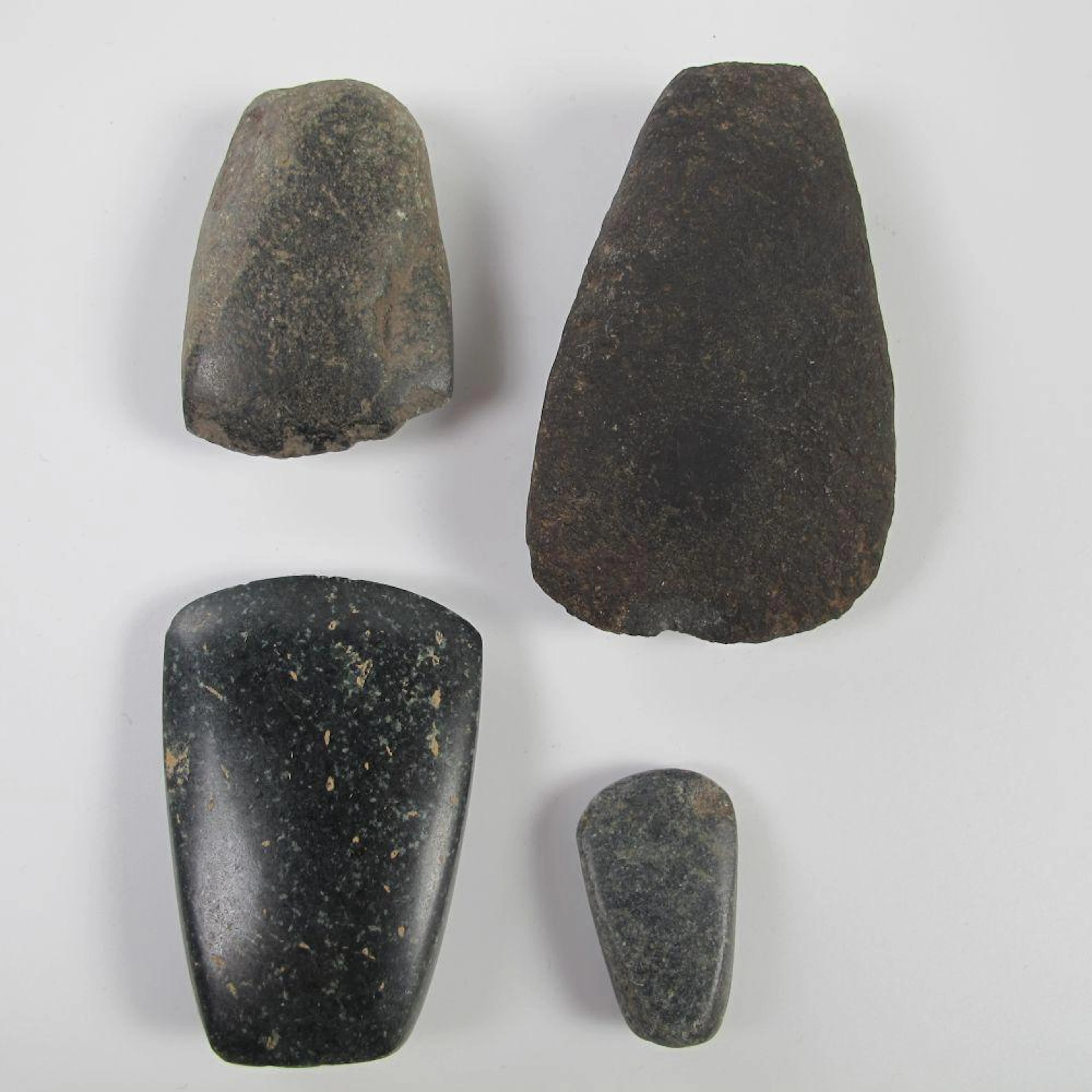Précolombien. Quatre haches polies votives.