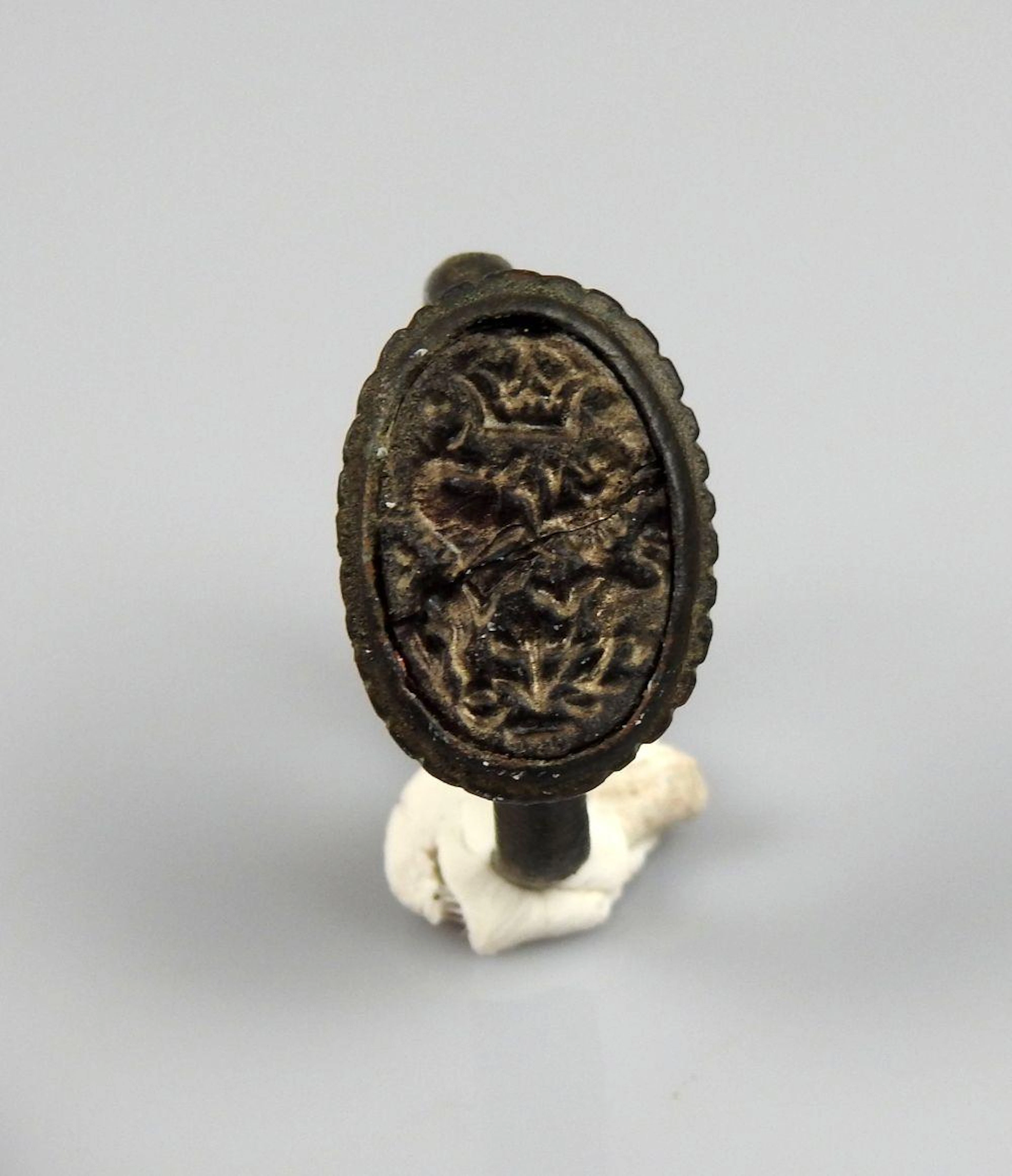 Superbe bague sceau à décor d?intaille représentant deux...