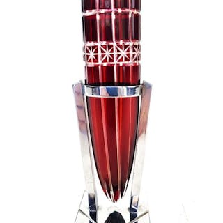 ART-DECO / Porte bouquet en cristal taillé grenat avec son socle de métal