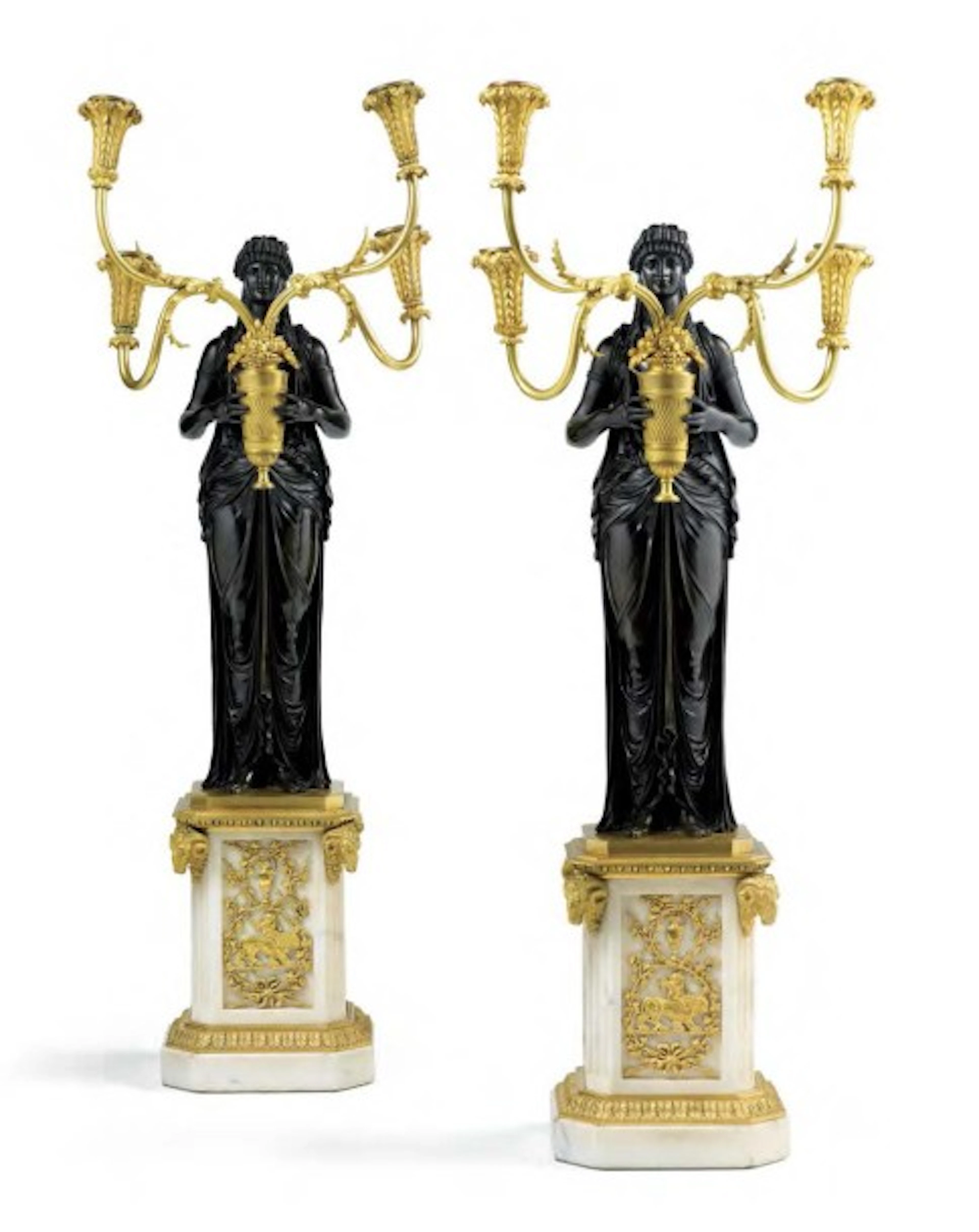 Paire de candélabres aux vestales en bronze patiné et doré de...