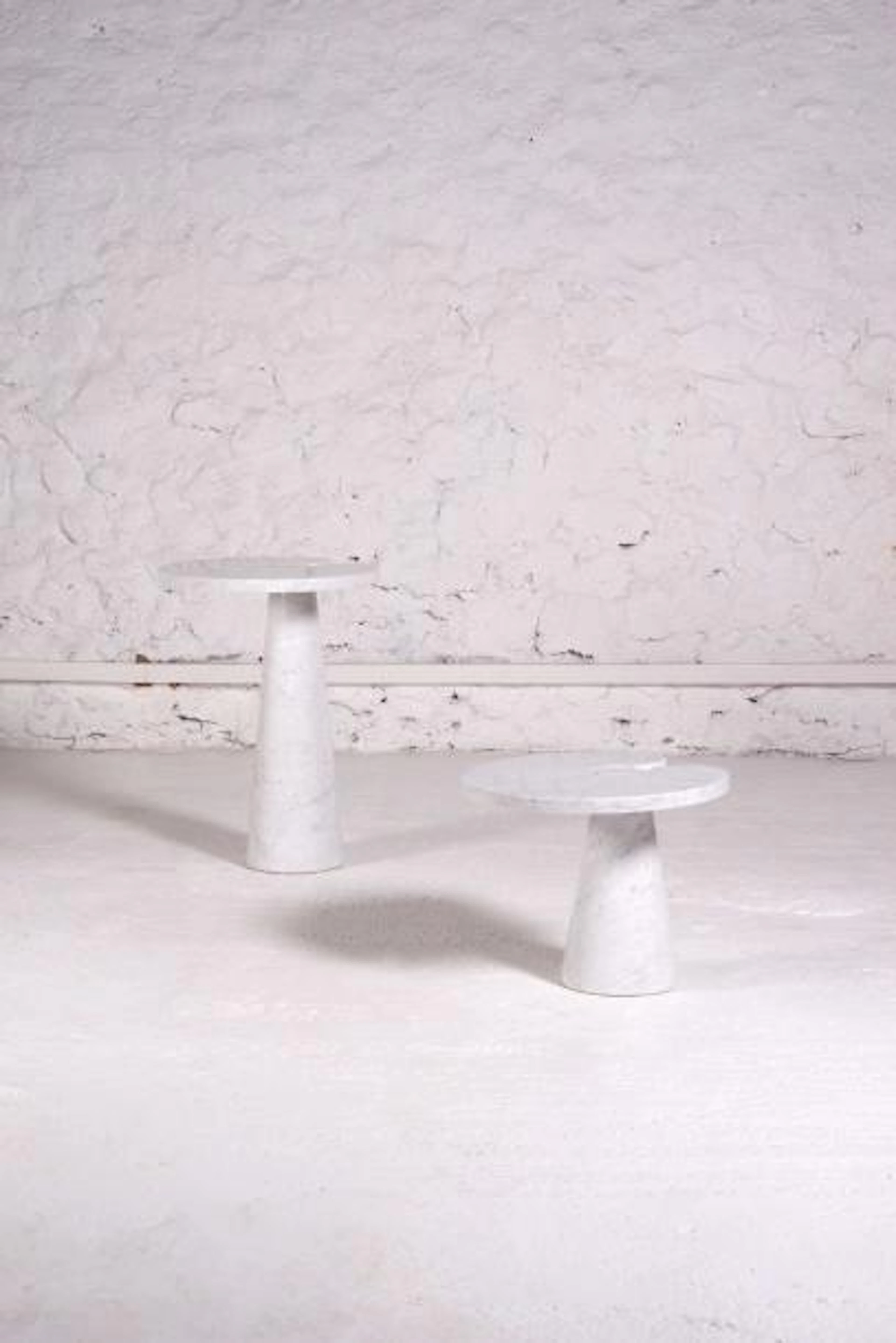 ANGELO MANGIAROTTI (1921-2012) Suite de 2 sellettes Marbre 42 x 54.5 x 47 cm