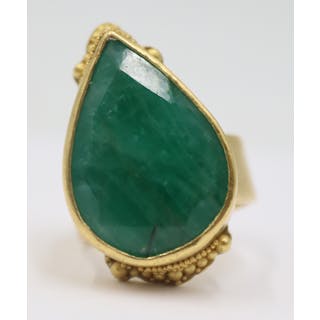 JEWELRY. 18kt Gold and Emerald Cocktail Ring.