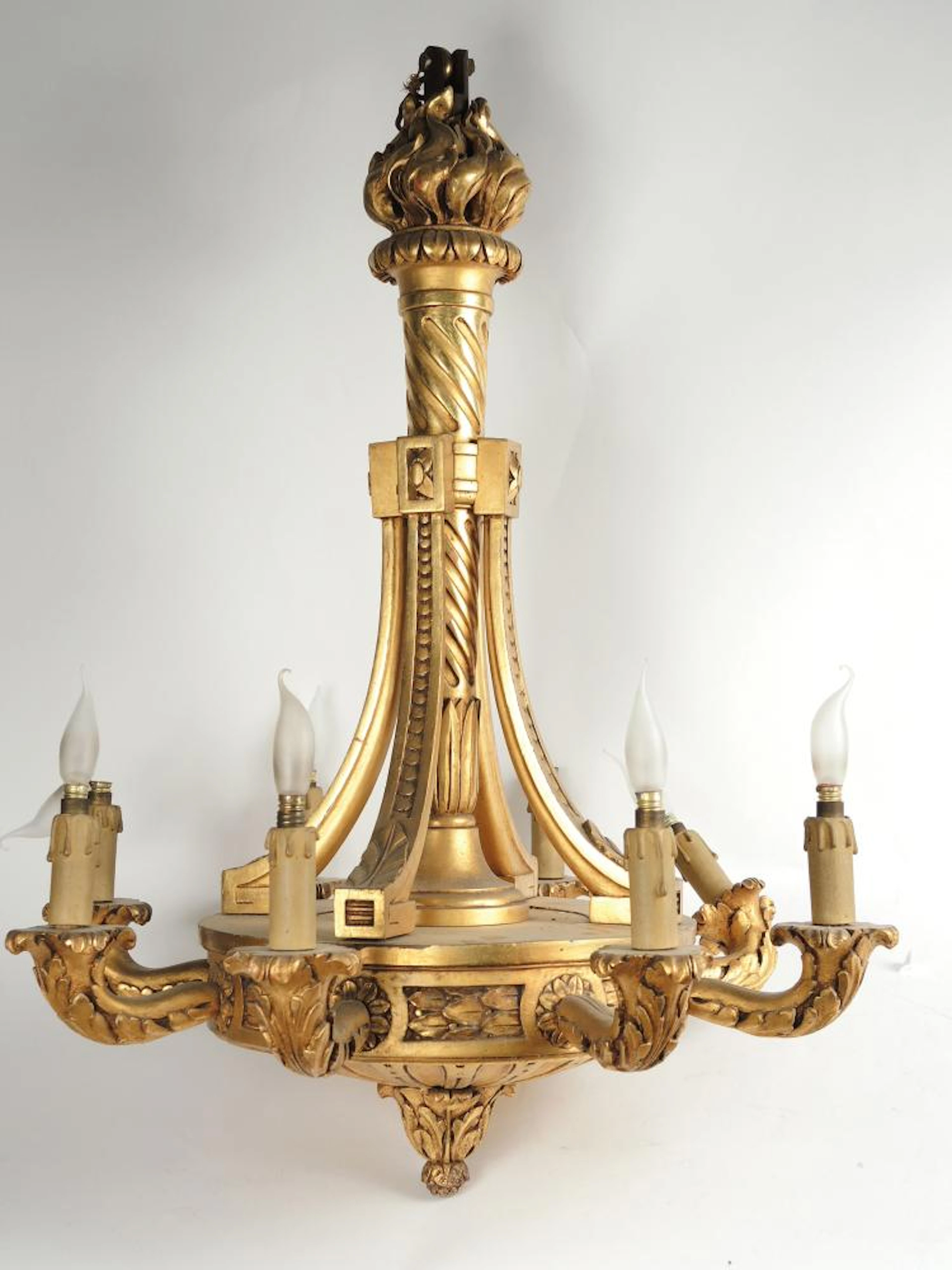 Lustre de style Louis XVI en bois sculpté et doré...