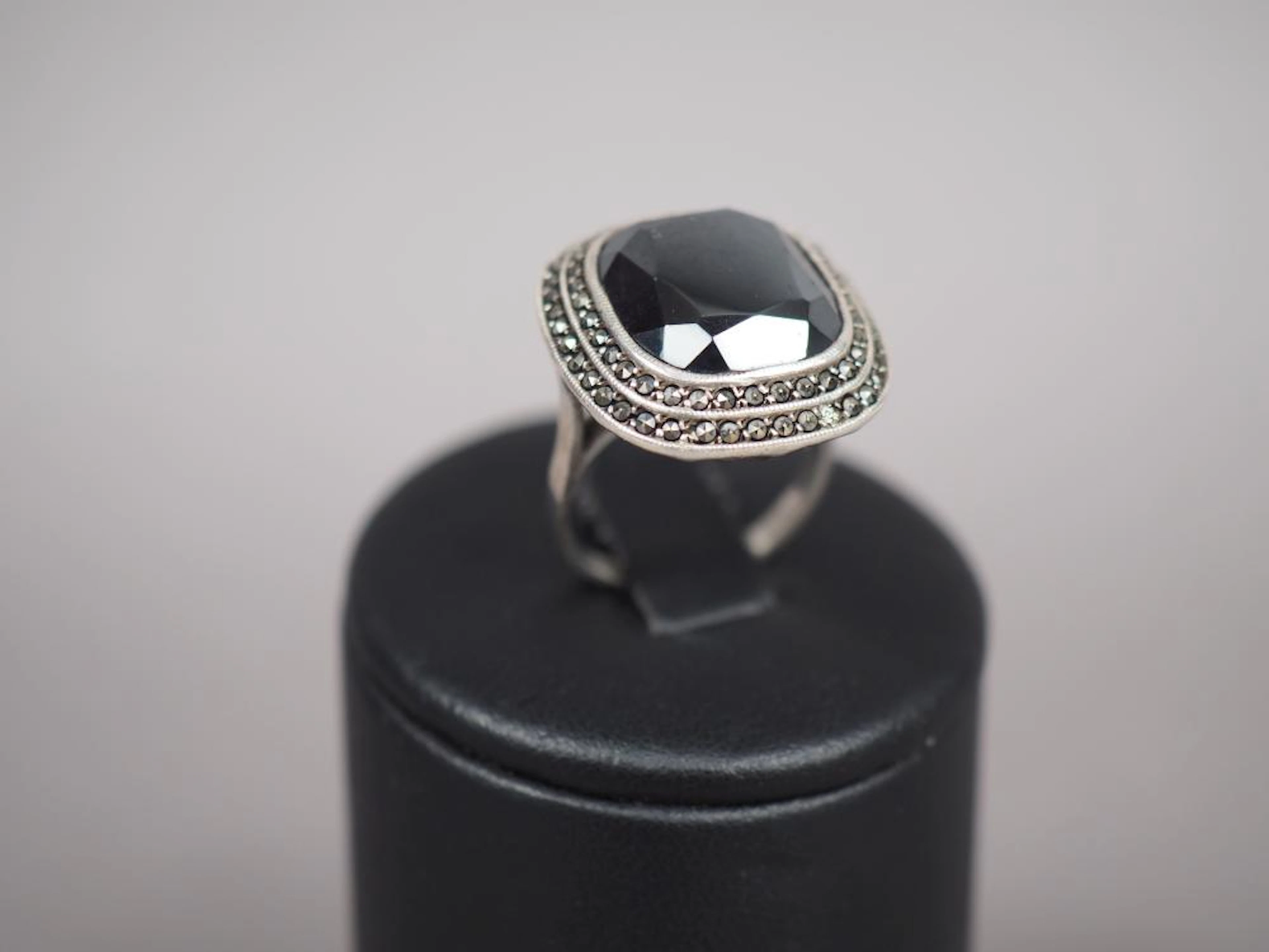 Bague en argent, ornée d'une marcassite. TDD. 50 Poids tel. 6,40 g