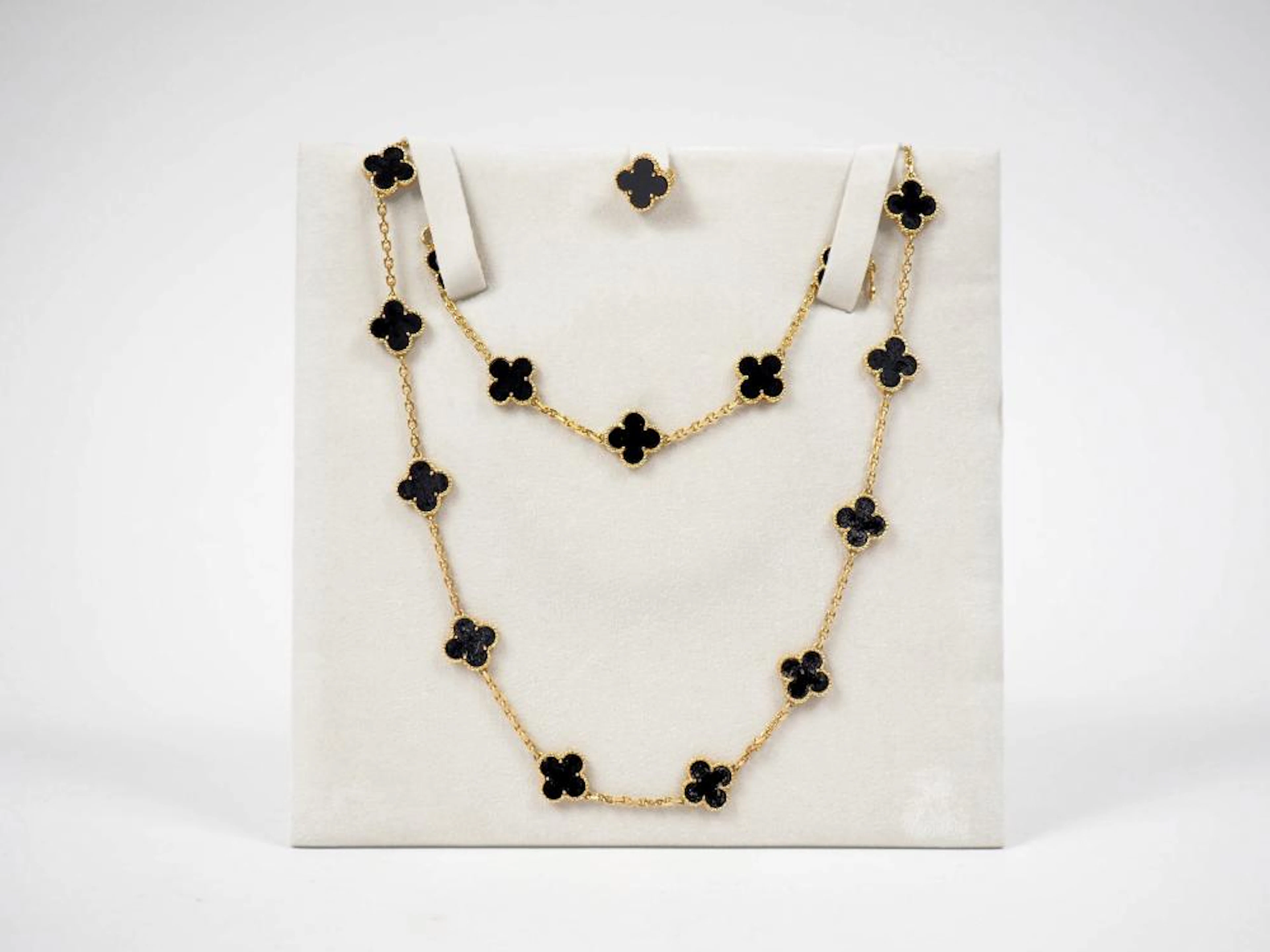 VAN CLEEF & ARPELS. Parure Alhambra en or jaune et onyx à décor de trèfle
