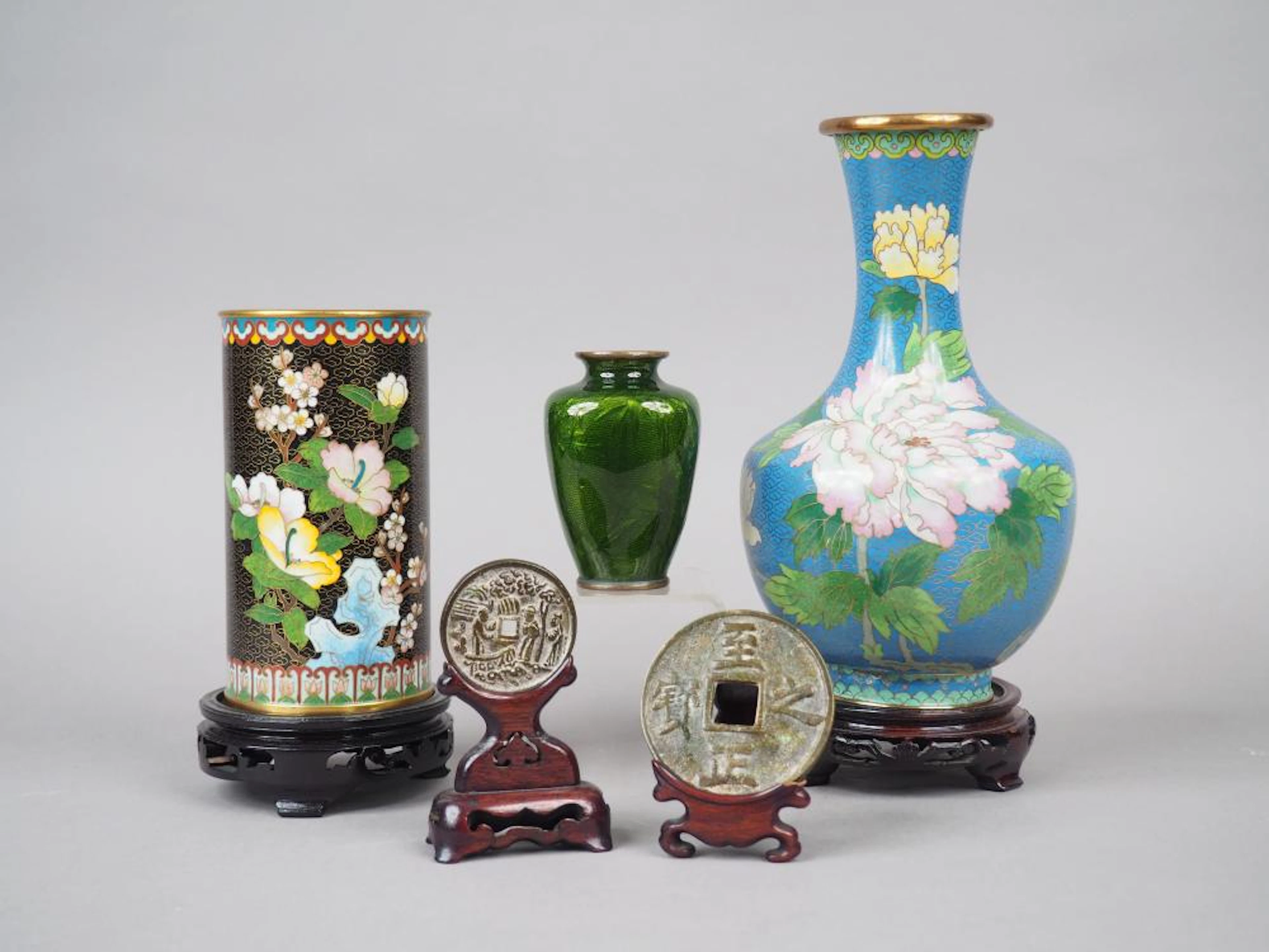 Ensemble comprenant : - - un vase cylindrique en émaux cloisonnés sur cuivre