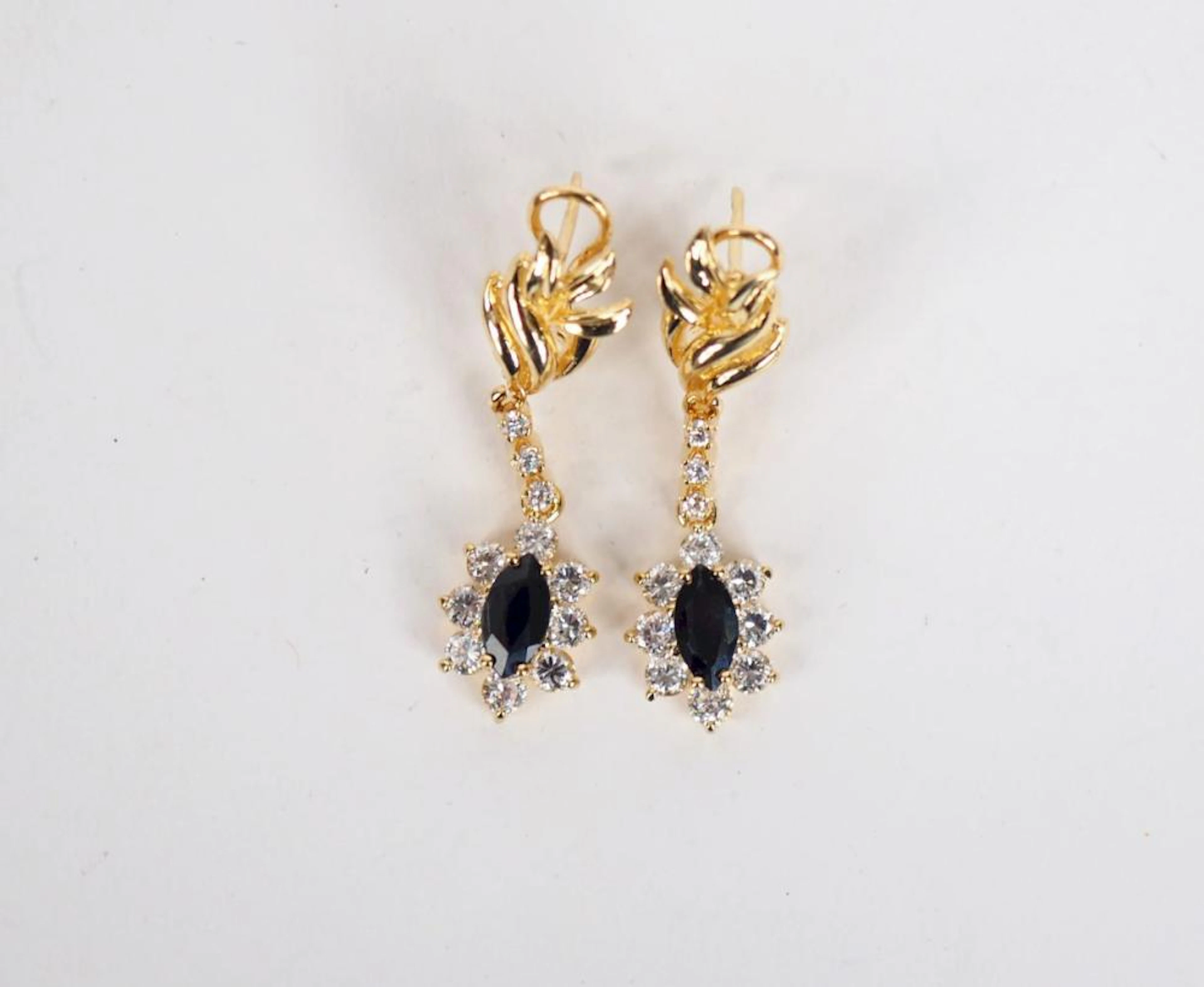 Paire de pendants d?oreilles en or jaune 14K, sert