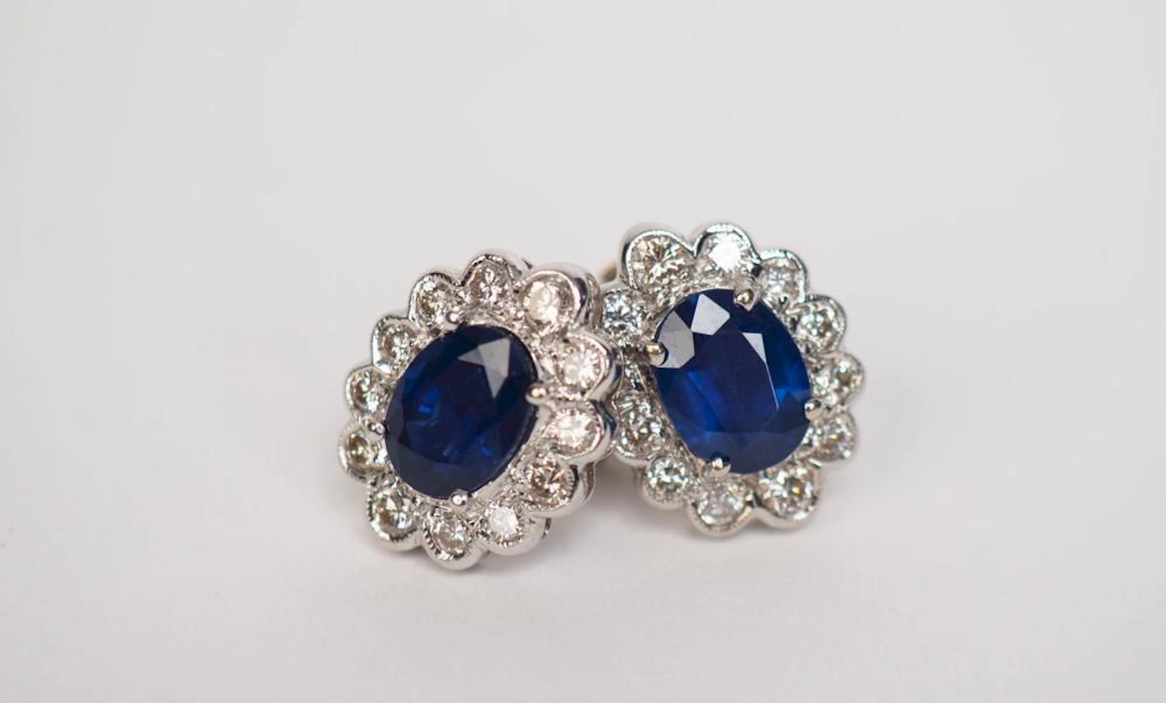 Paire de boucles d?oreilles en or blanc, saphir et