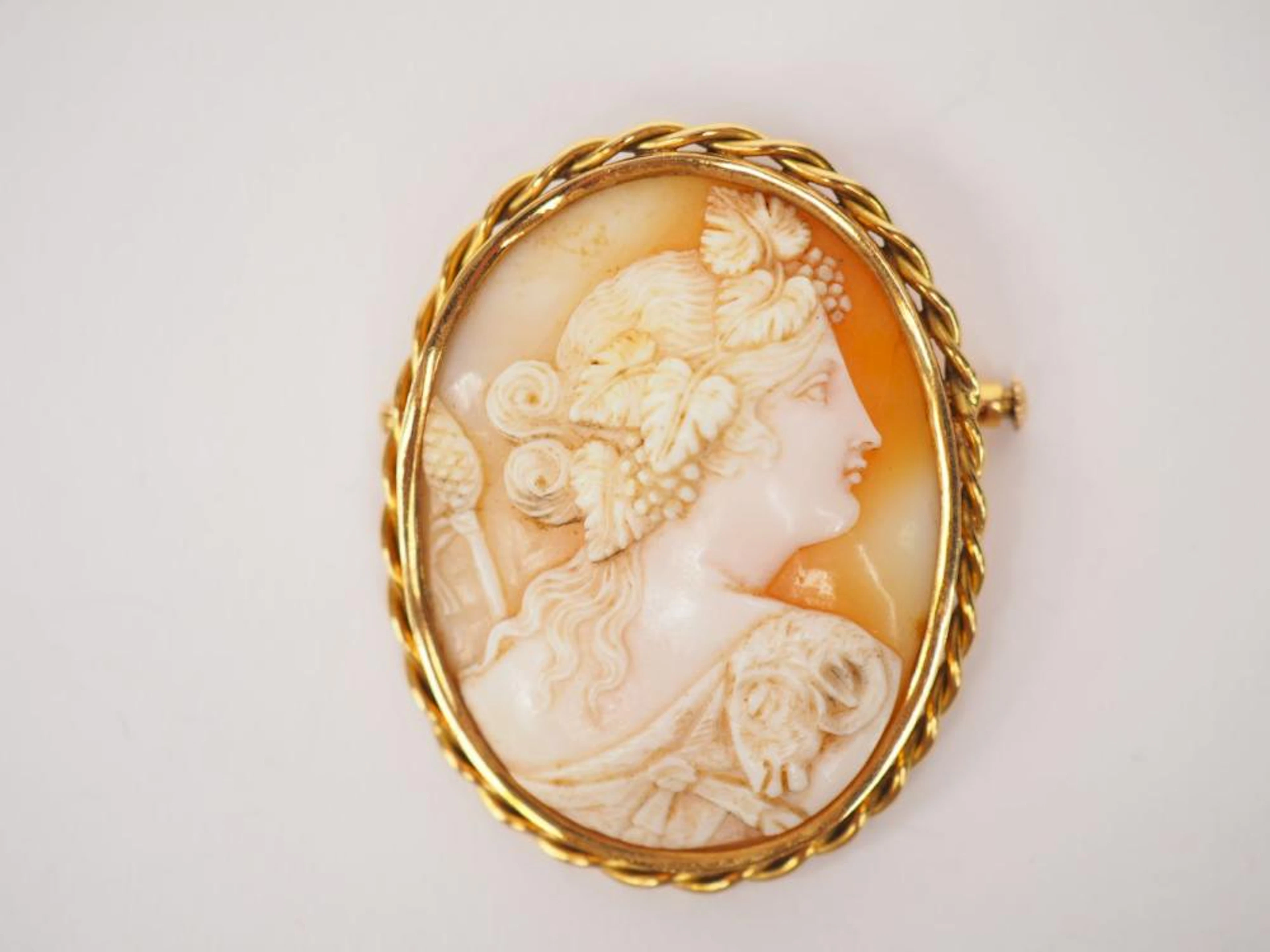 Broche ornée d?un camée coquille, à décor de prof