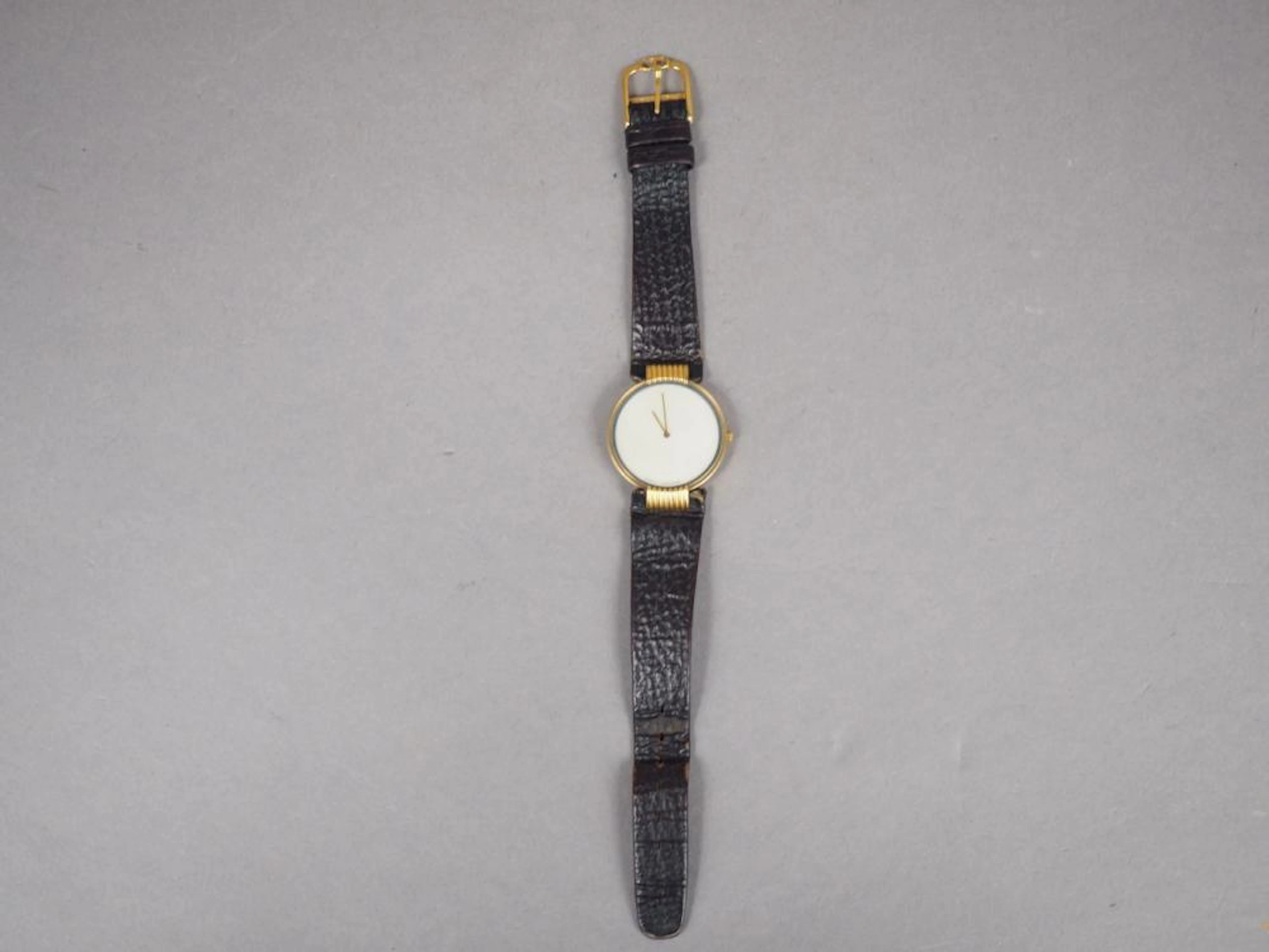 Christian DIOR. Montre de dame, boitier en plaqué