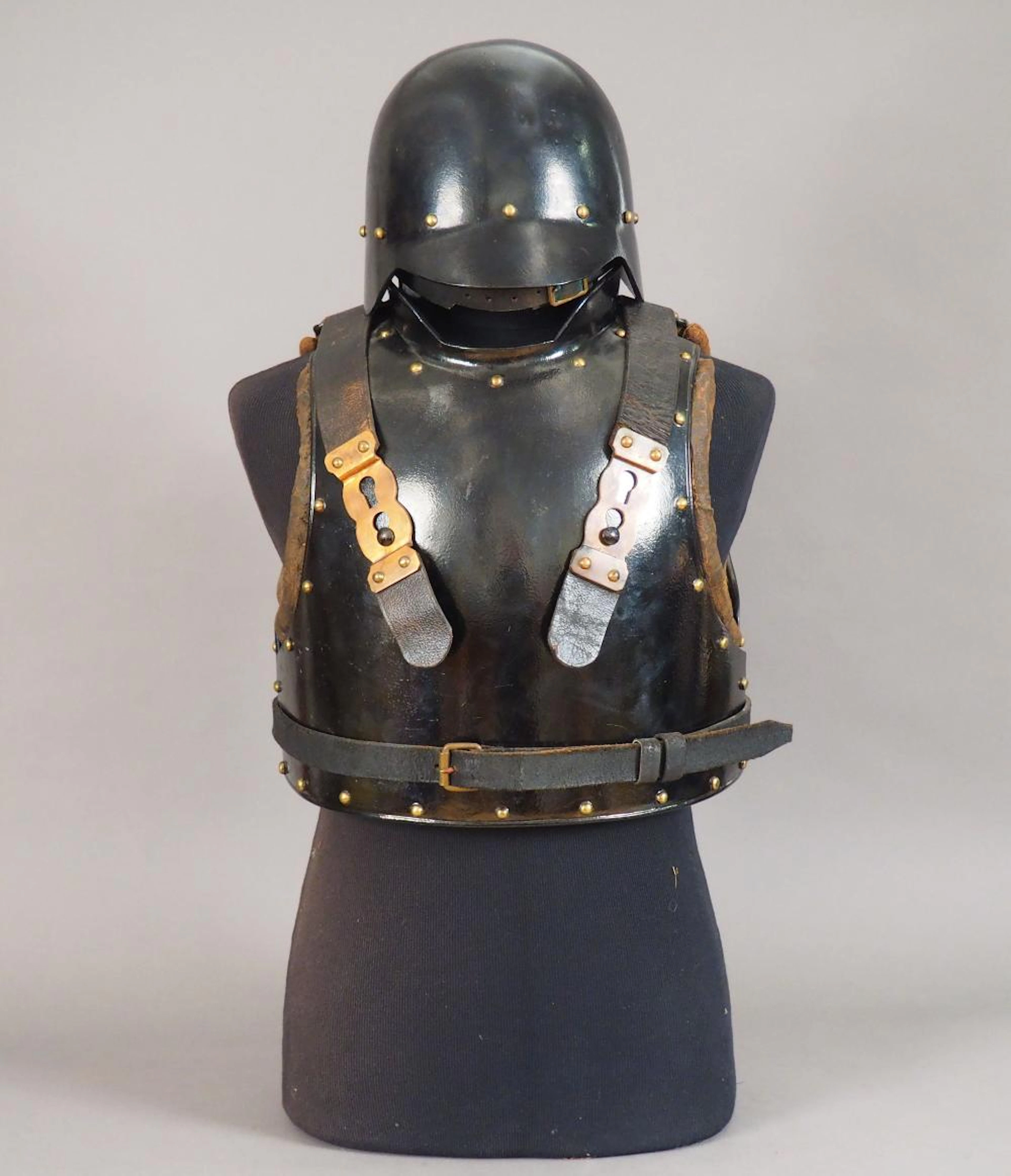 Intéressant ensemble composé d?une cuirasse et d?un pot...