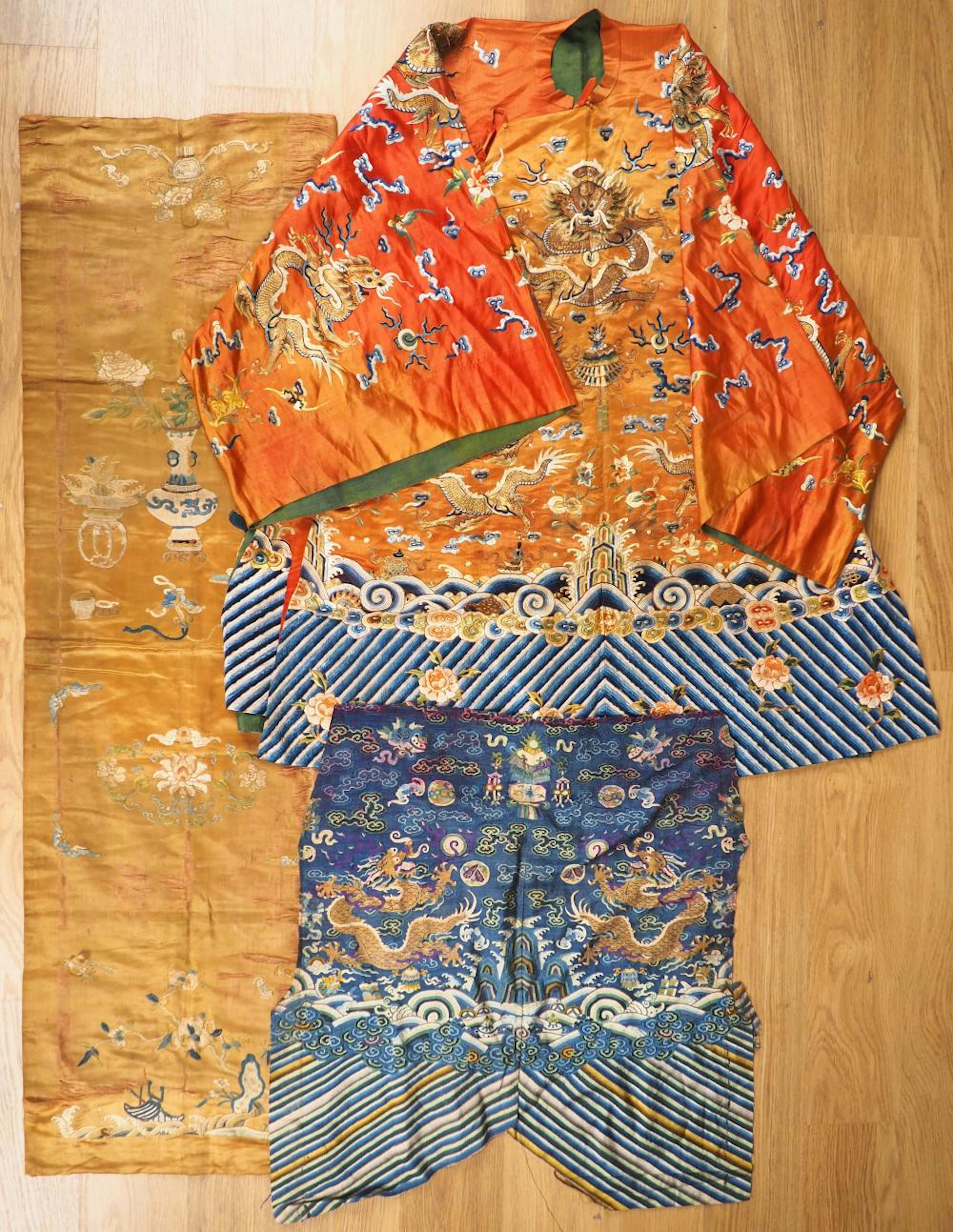 Lot comprenant : - Robe chinoise fin du XIXème en soie et lin brodé sur f