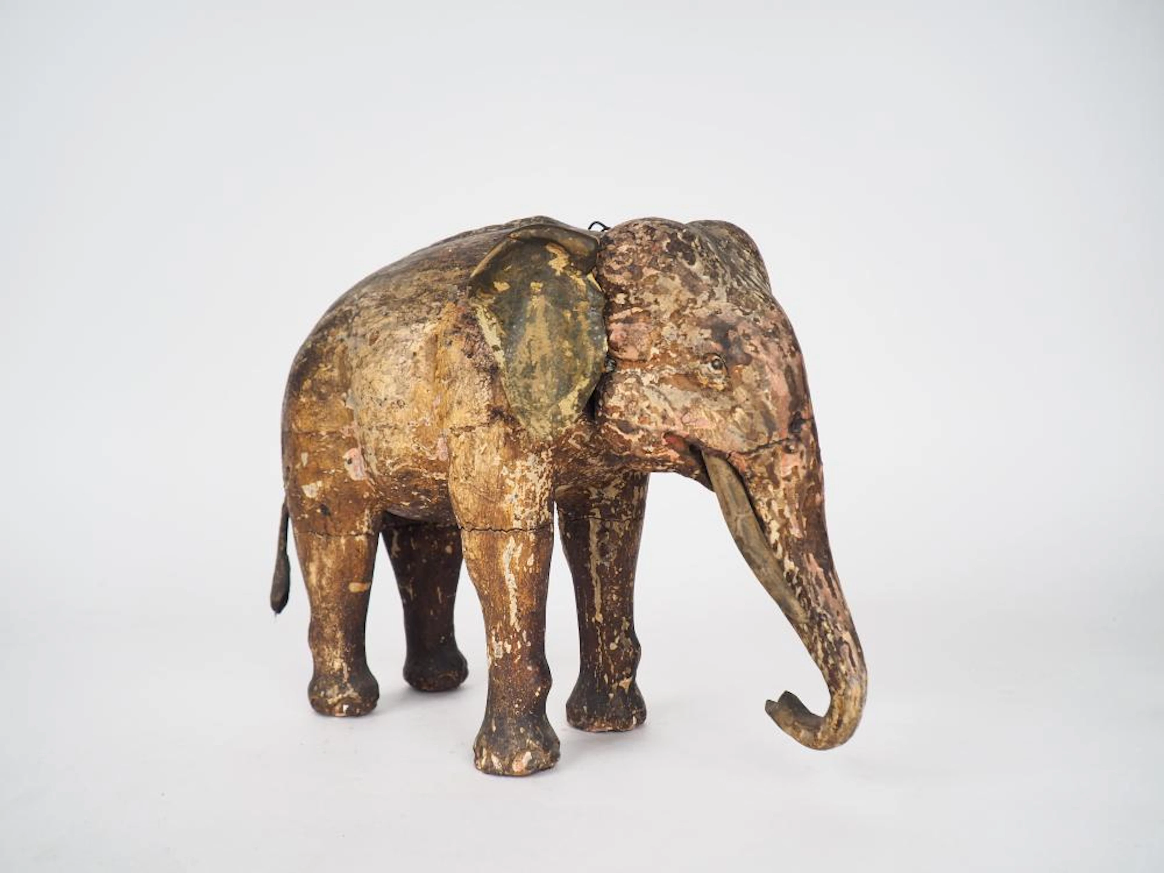 Eléphant en bois anciennement laqué Inde XIXème Dim. 32,5 x 23,5 cm (accidents).