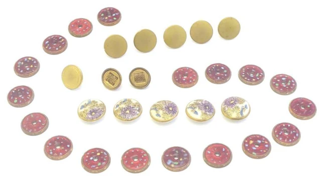 A quantity of assorted buttons, to include 6 gilt …
