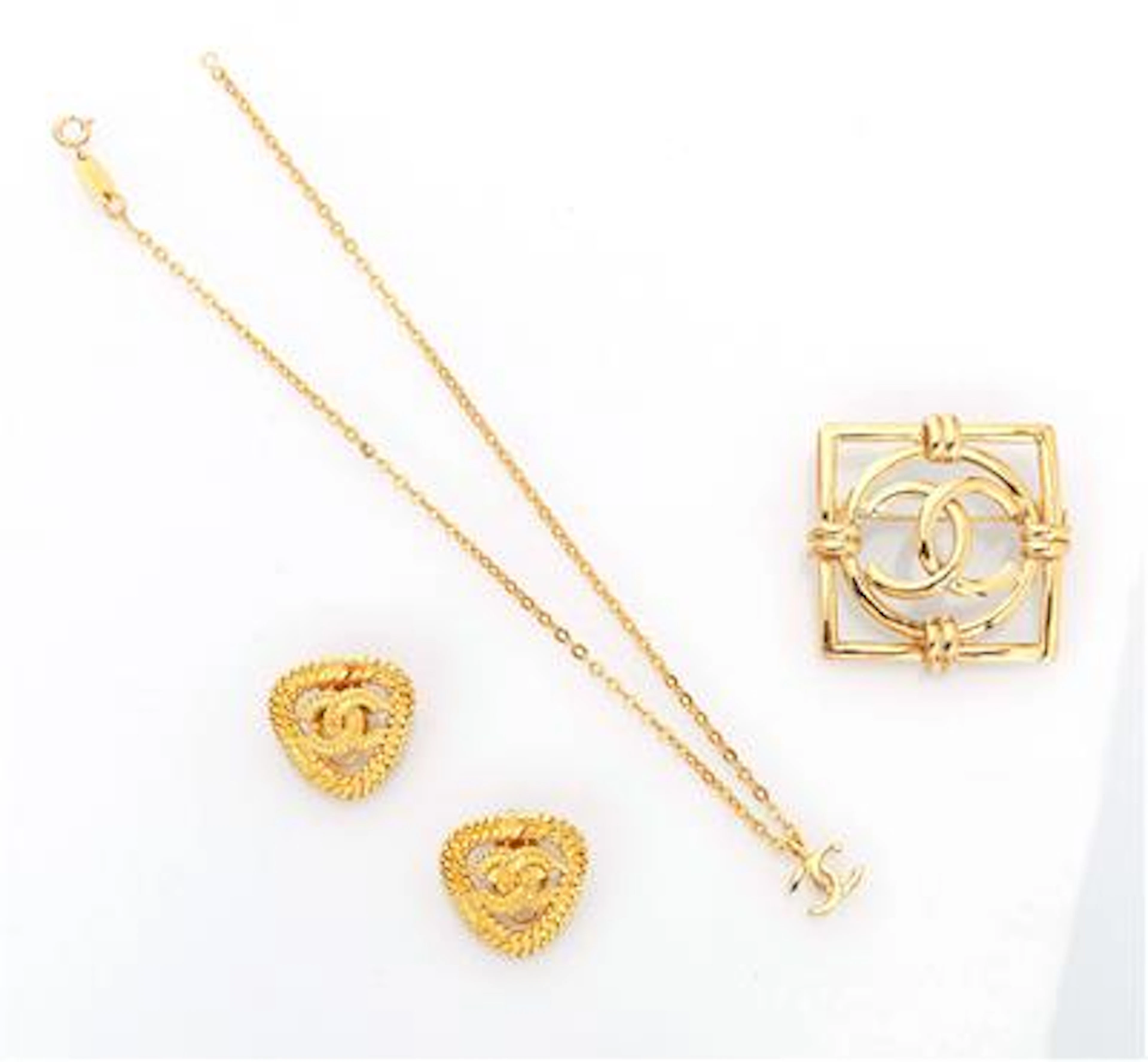 1 Chanel Brosche, 1 Halskette mit Anhänger, 1 Paar Ohrclips