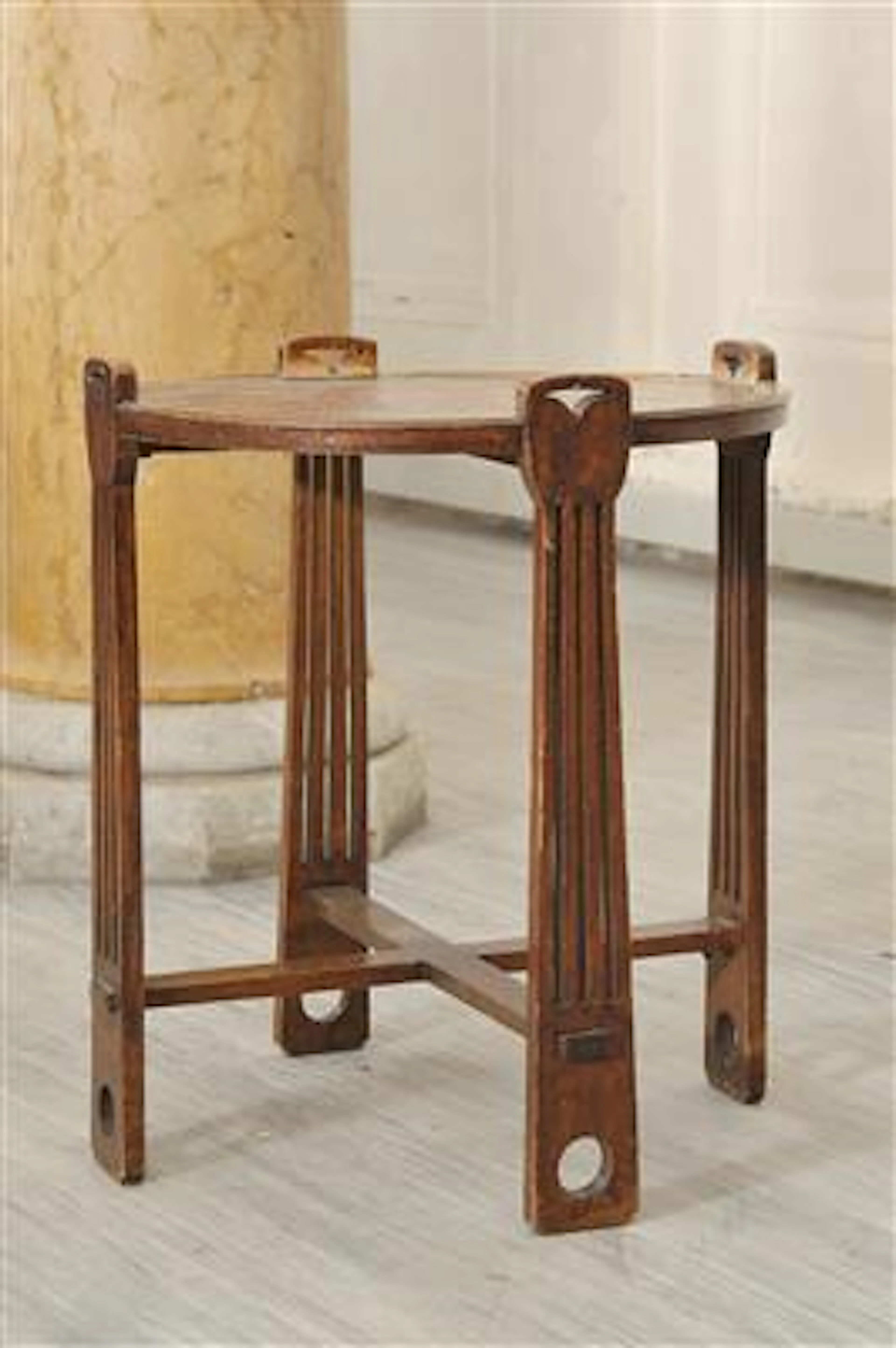Runder Jugendstil-Tisch