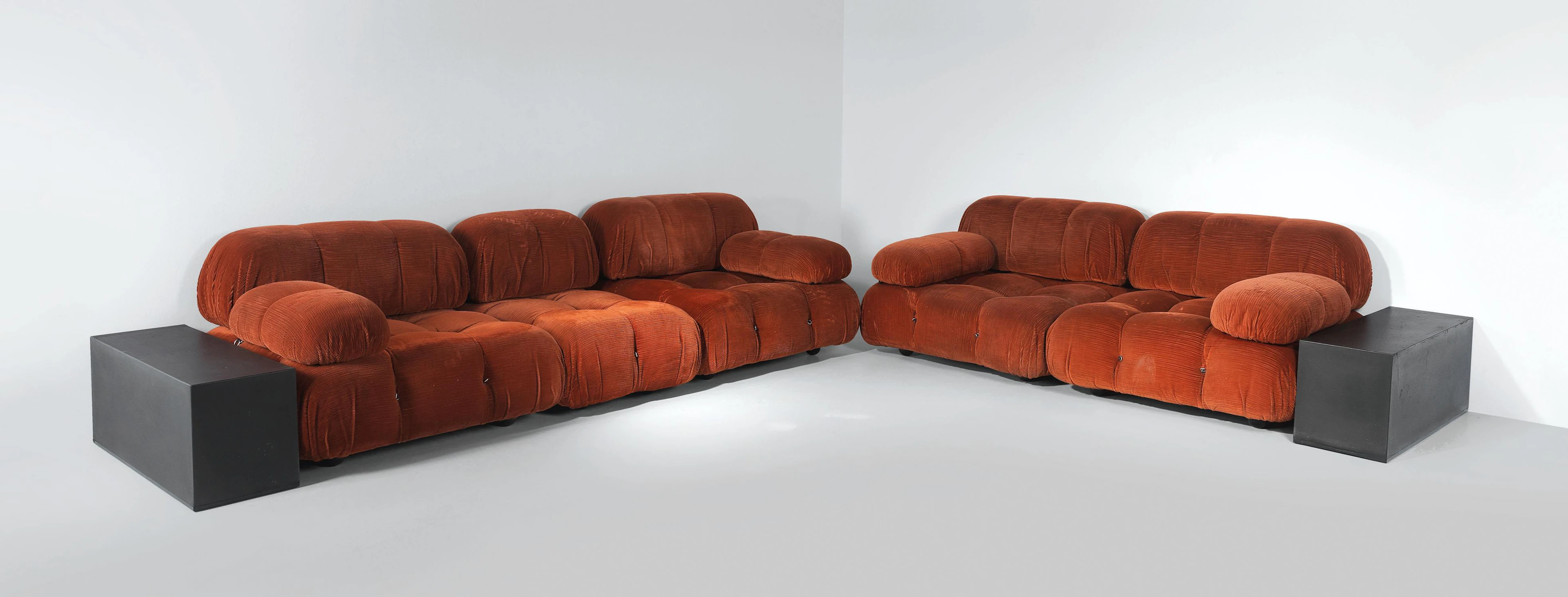 A modular five-seat sofa / five Camaleonda seat elements and two Gli