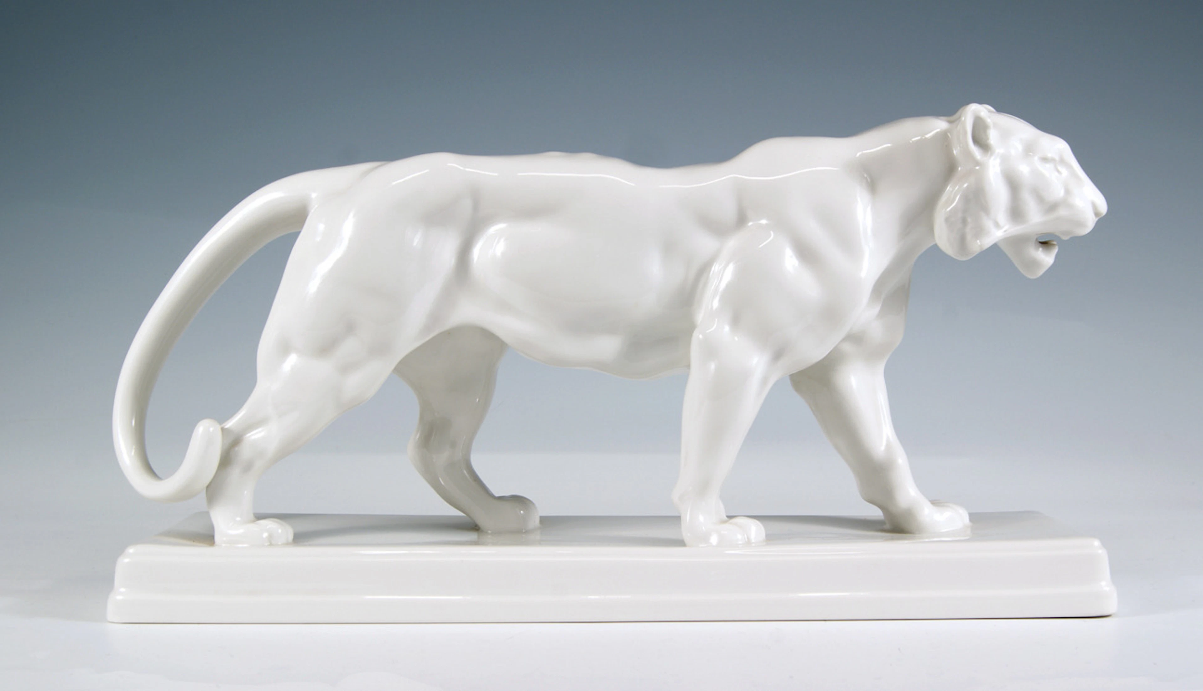 FIGUR: TIGER, Königliche Porzellan Manufaktur Berlin, 1945-1962, Porzellan weiß.