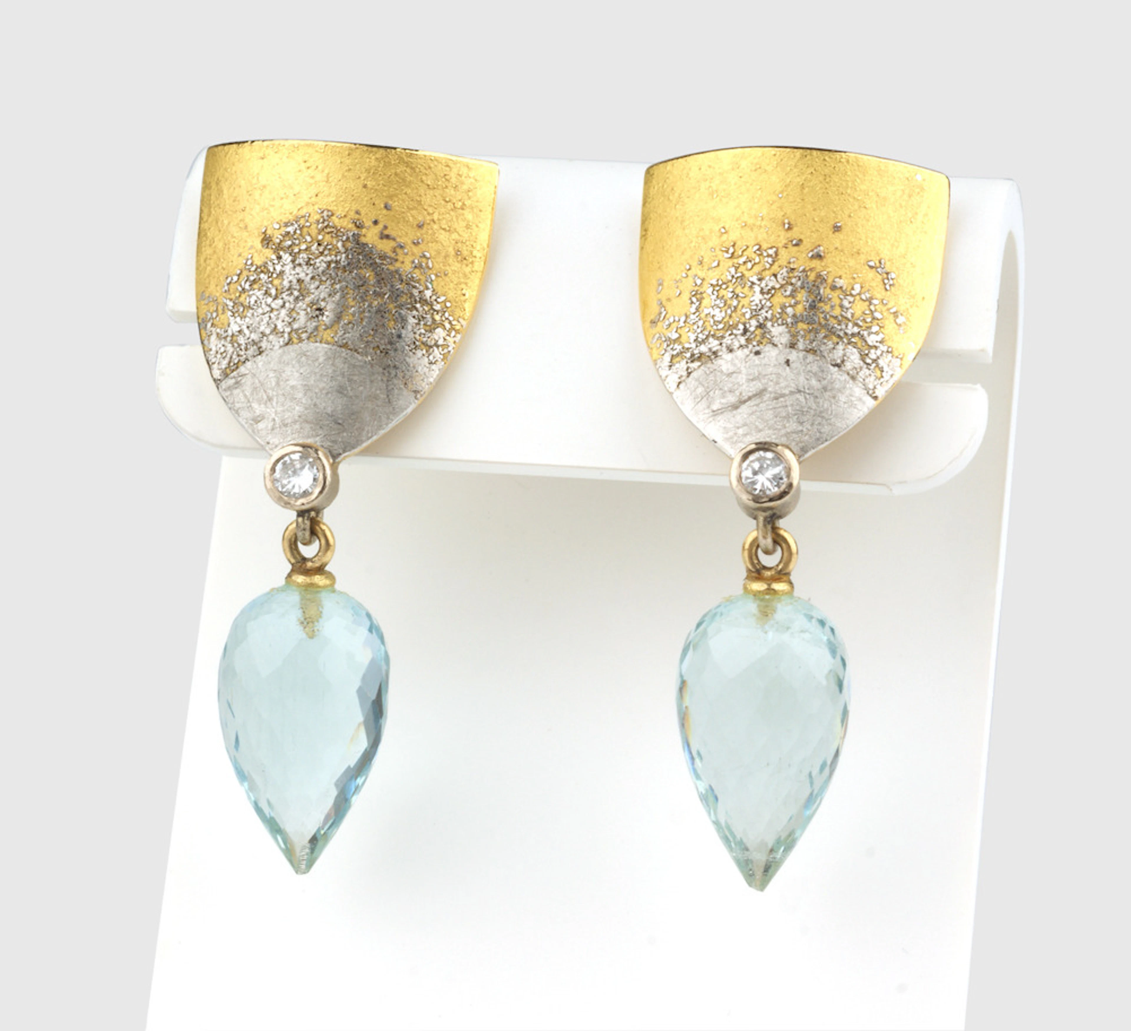 OHRRINGE. 950er Platin, 750er Gelbgold. 2 Brillanten 0,1 ct, 2 Aquamarinpampeln 11,79 ct - Handarbeit.