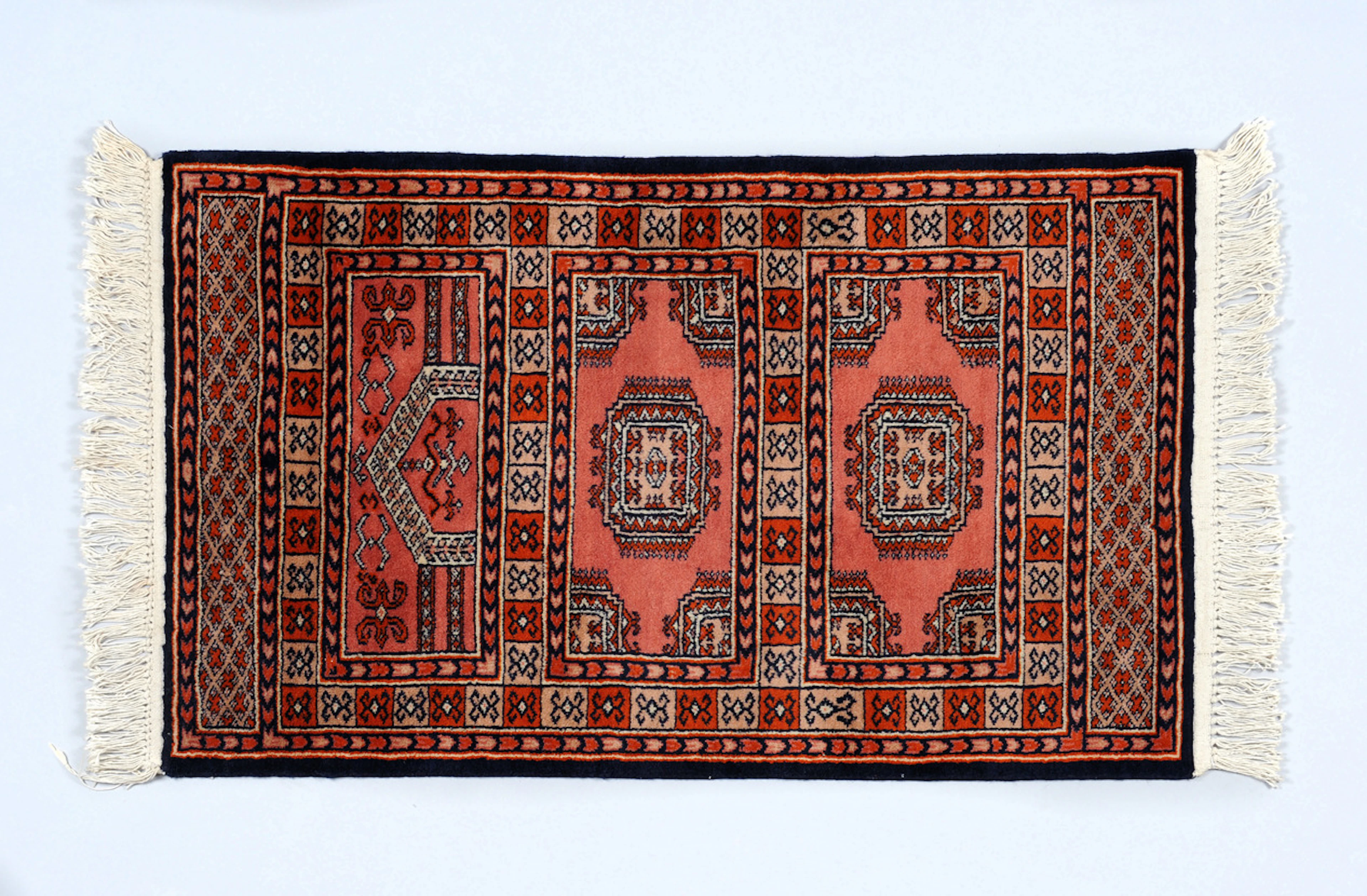 "KLEINER TEPPICH, WOHL GEBETSTEPPICH". Geometrisch, um 1950.