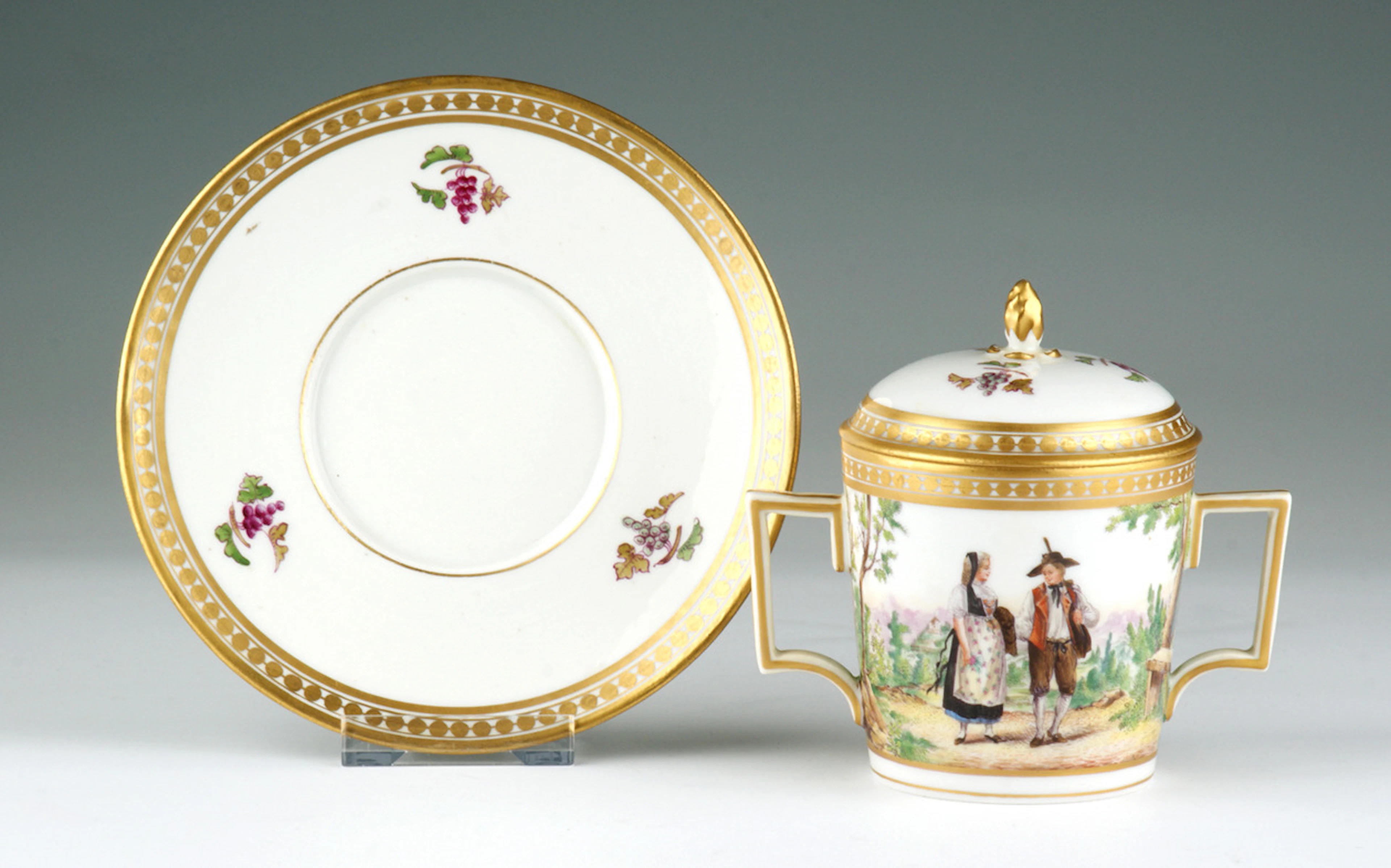 GOLDENE ANKERMARKE, WOHL ITALIEN. "KAKAOTASSE / DEKORTASSE MIT PORZELLANMALEREI, FORM UM 1780/1800".
