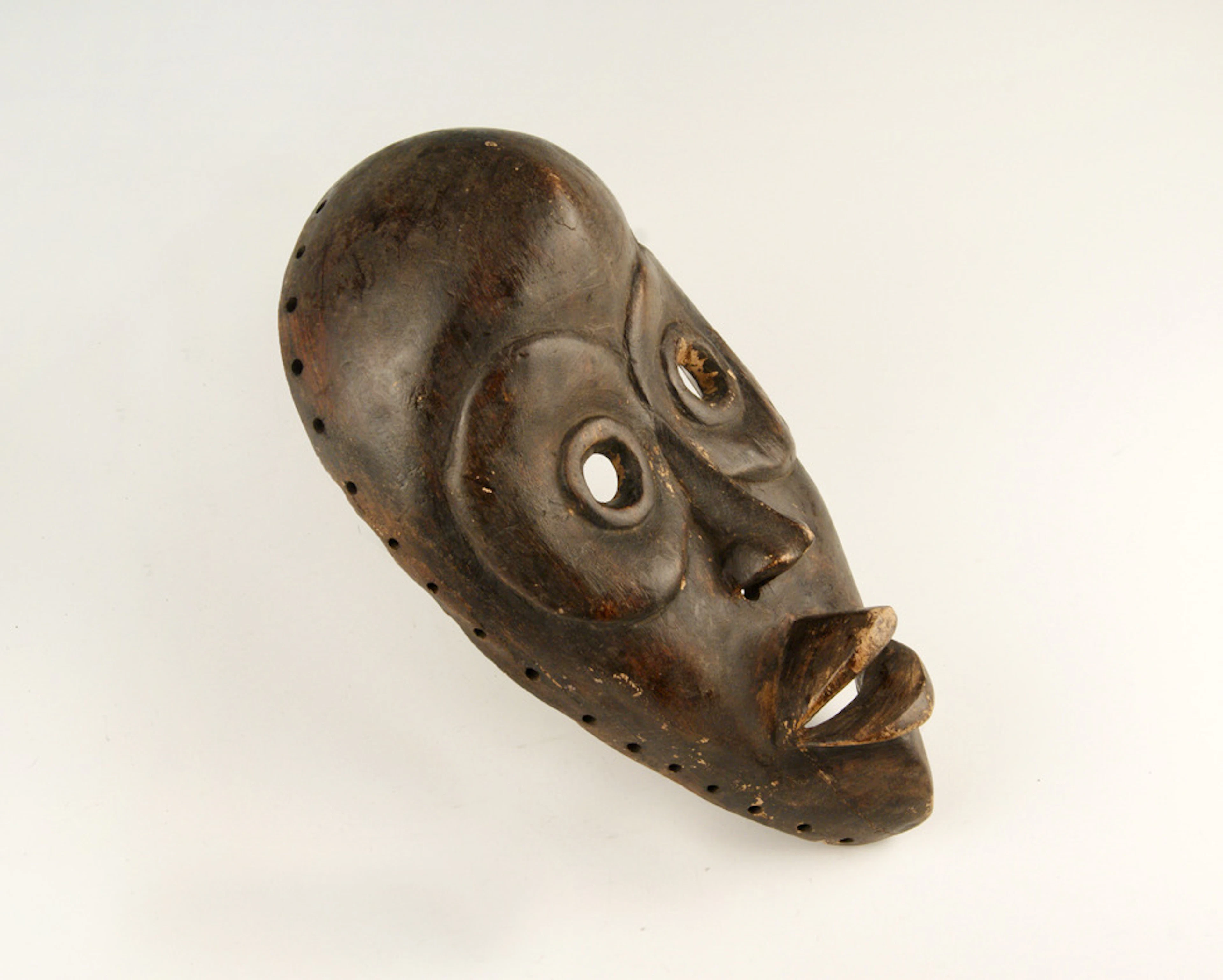 AFRIKANA. Totemmaske, Stammesmaske. Aus leichtem Holz geschnitzt, ca. 1960.