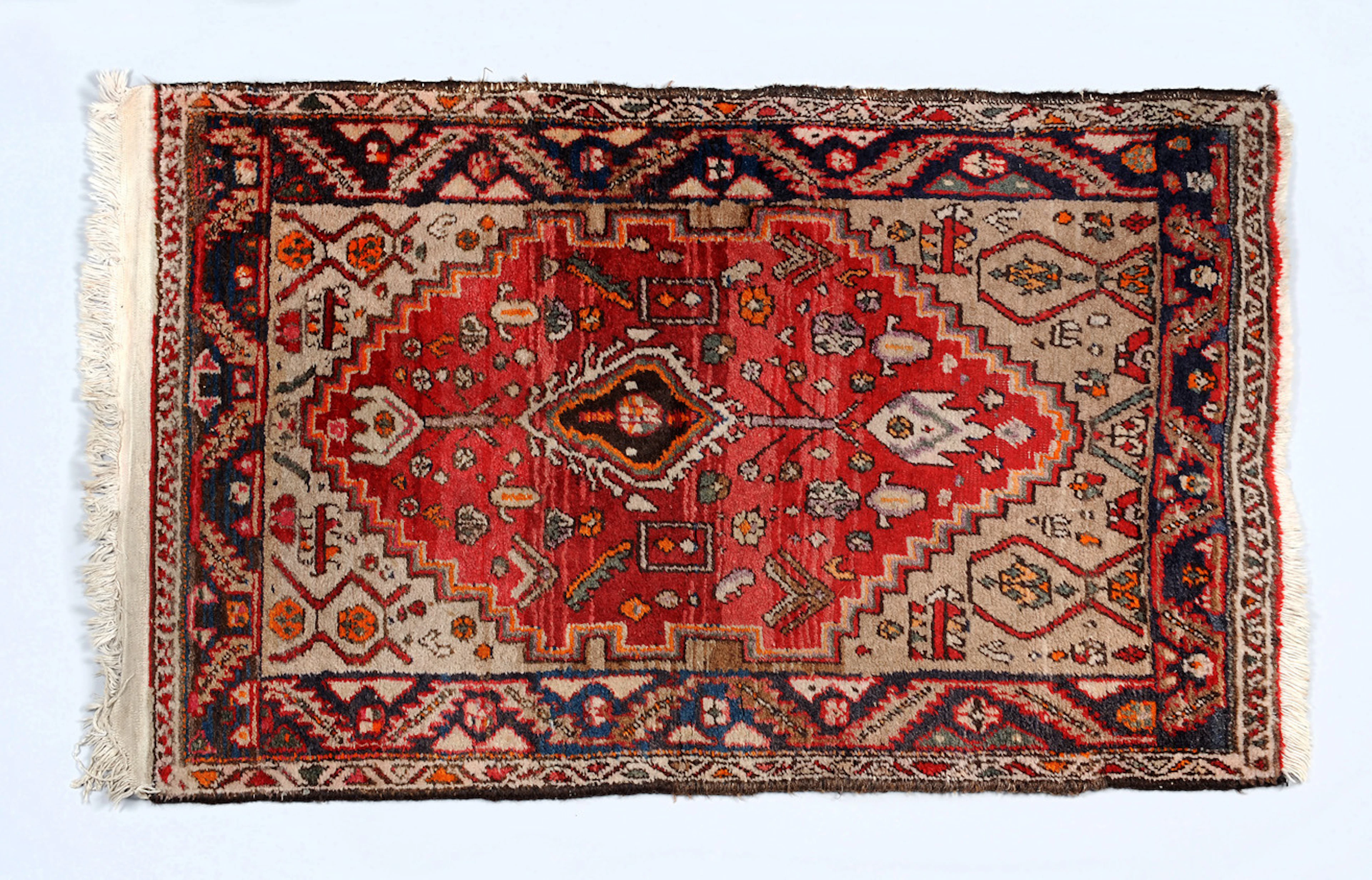 ORIENT-TEPPICH. Handgeknüpft, wohl Turkmenistan, geometrische und florale Elemente.