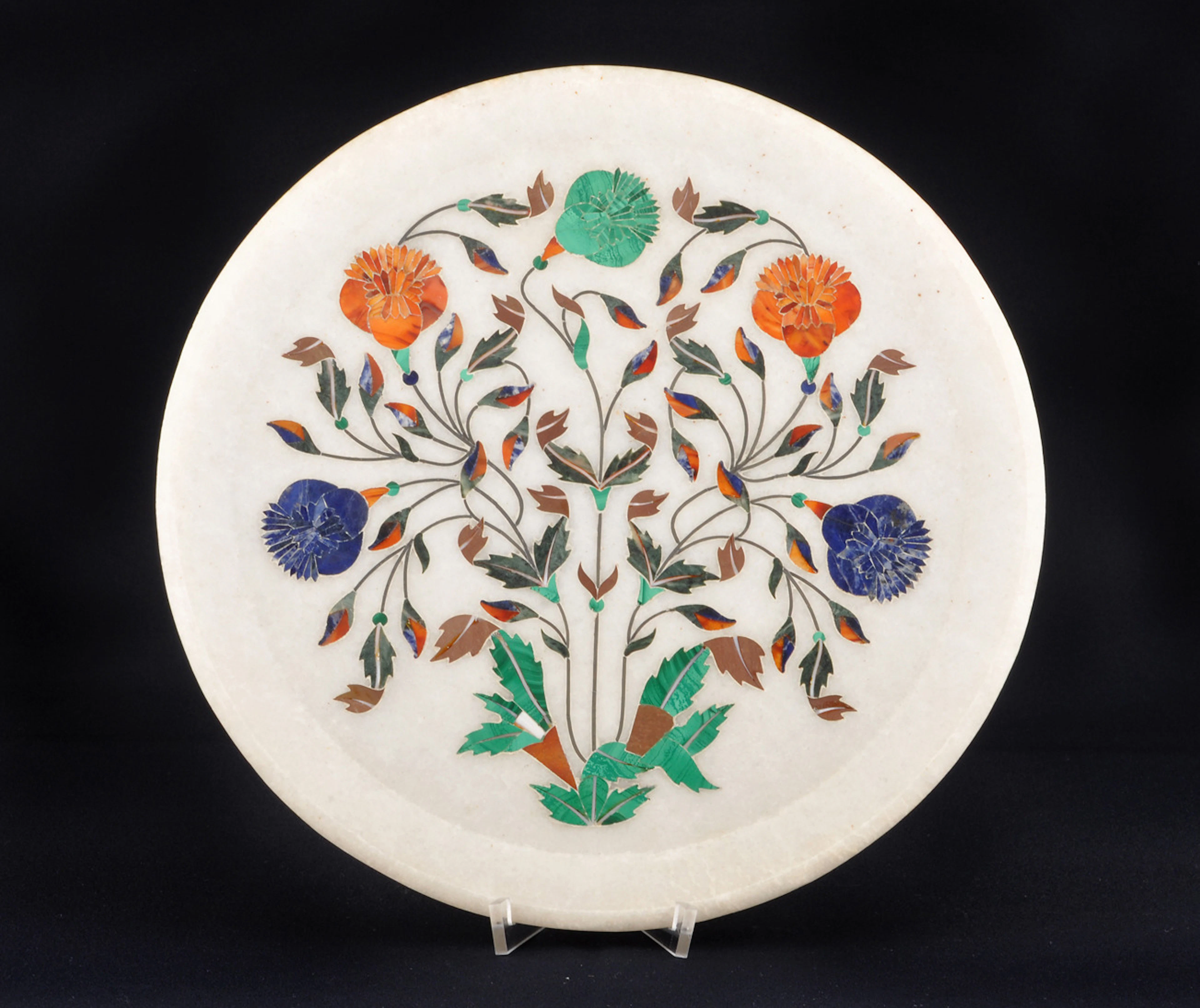 "MARMOR" & HALBEDELSTEINE. Sogenannter Mosaikteller mit floralem Motiv.