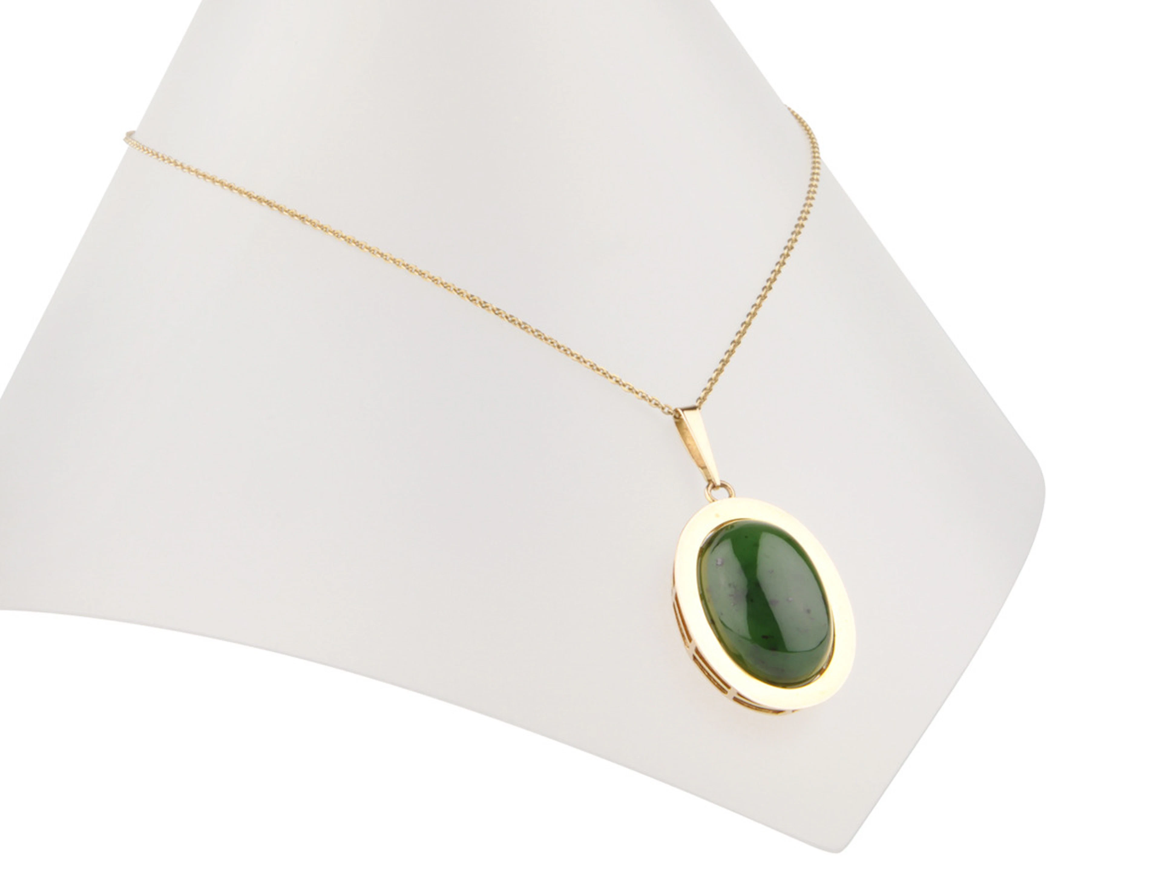 HALSKETTE mit Nephrit (Jade)-Anhänger, 333er Gelbgold, ca. 13,7 g.