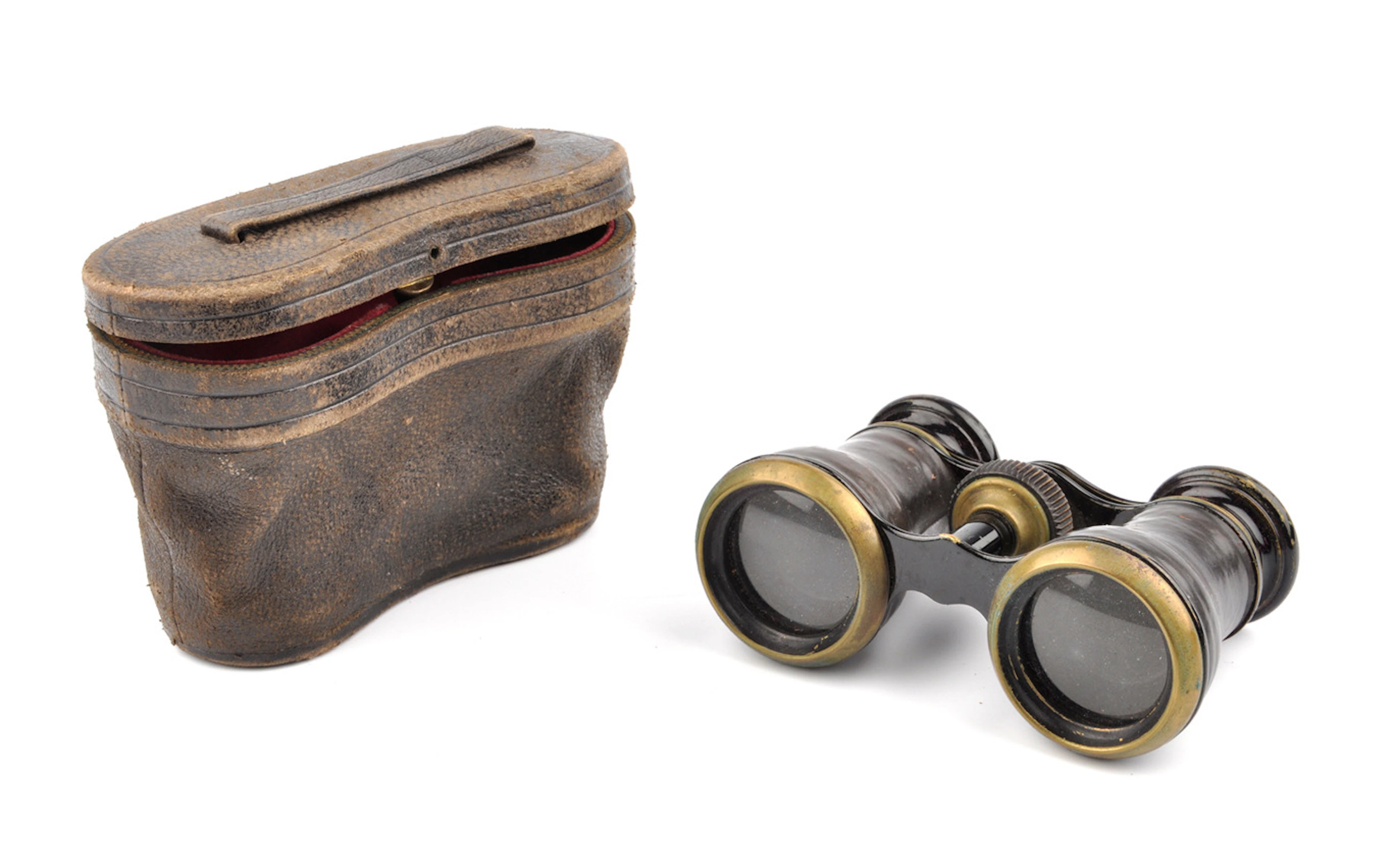 ANTIKES OPERNGLAS. Schlichtes Fernglas. Metall, Messing, Leder. Etui anbei.