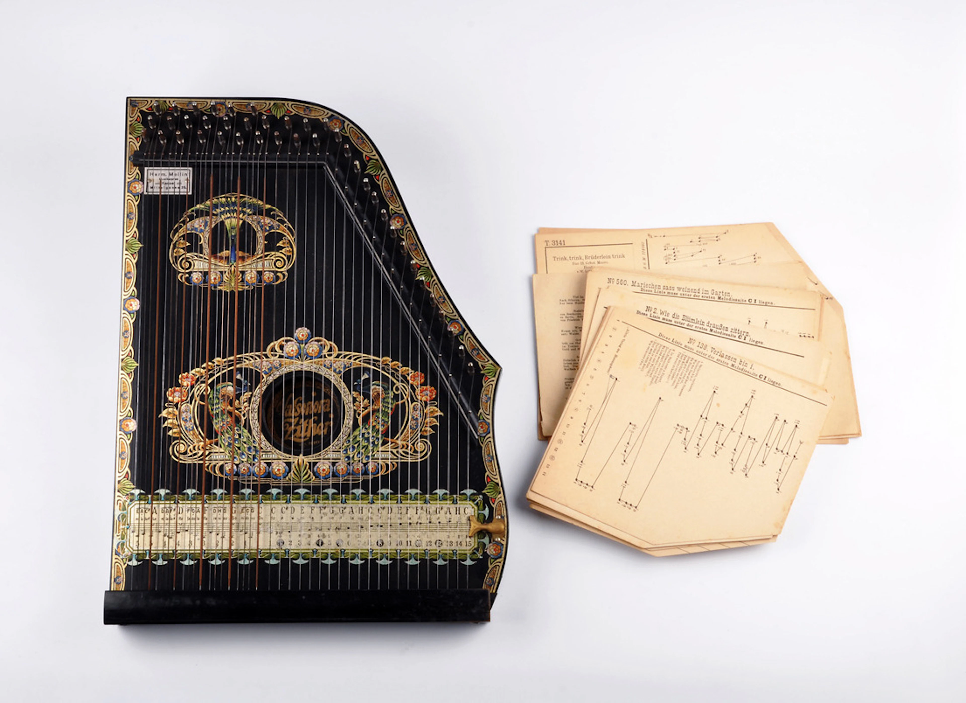 VALSONARA-ZITHER. Originalkarton und Noten. Dekor mit Pfauen und Tonleiter.