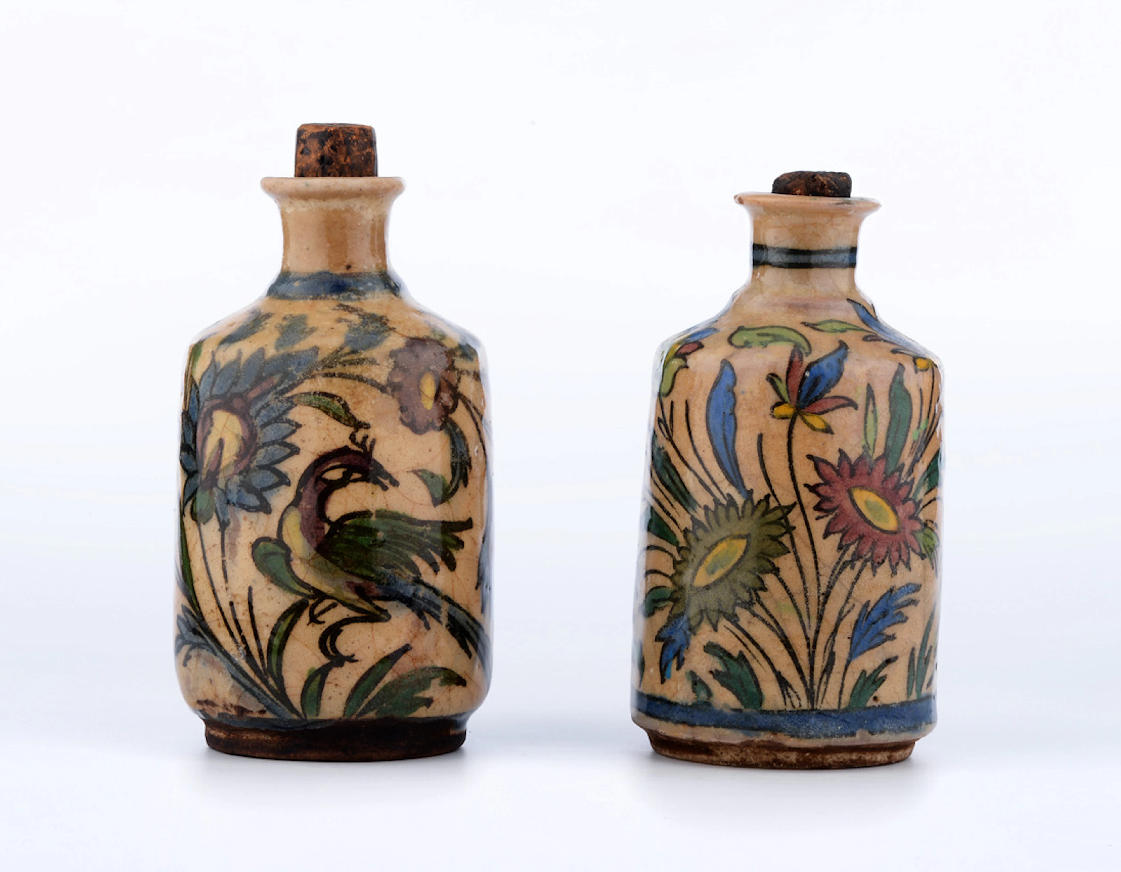 SOGENANNTE PFEFFERFLASCHEN. Orientalisch-osmanische Quarz-Fritte-Keramik, polychromer Dekor.