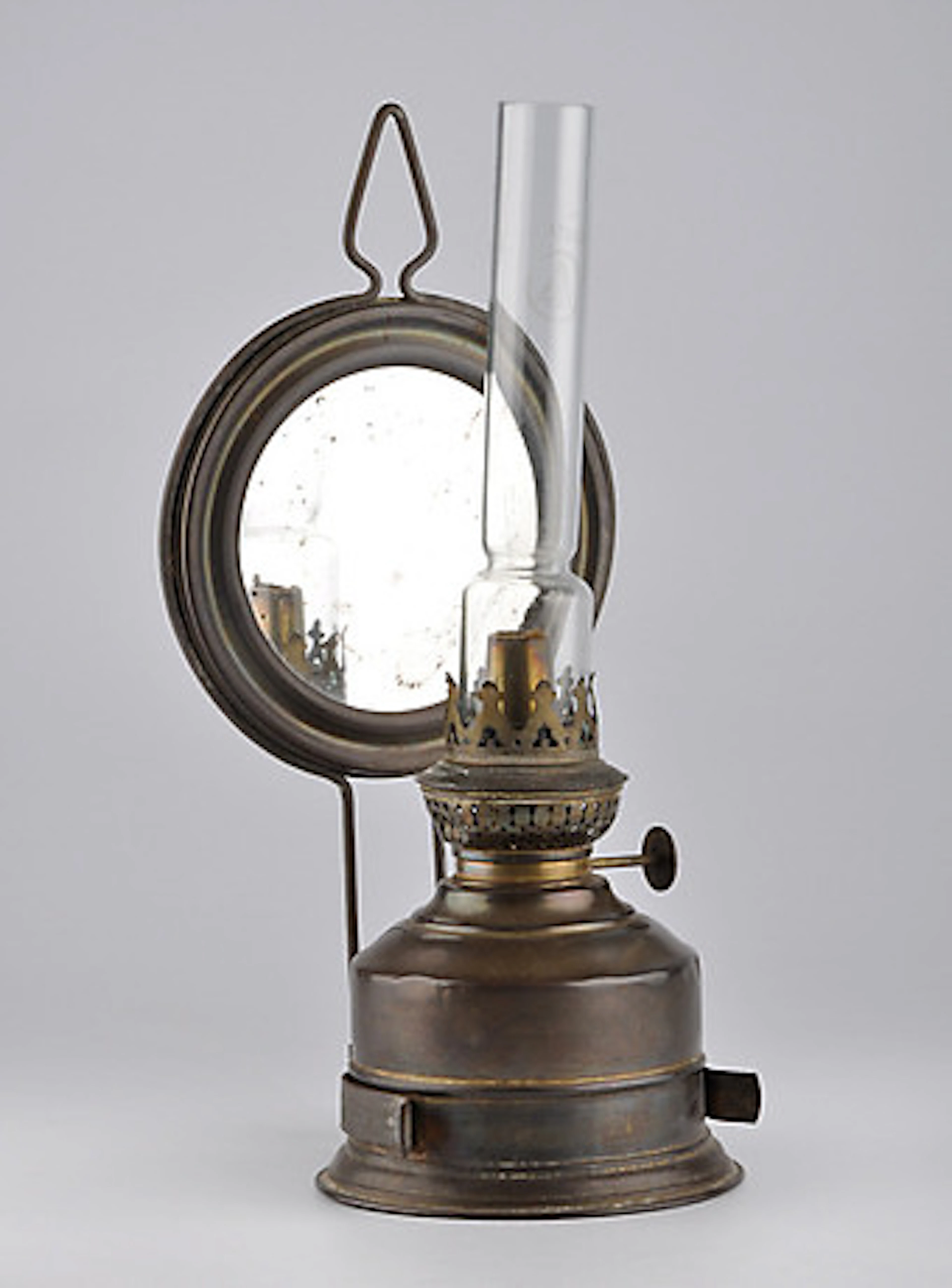 ”ANTIK FOTOGENLAMPA MED SPEGELSKYDD”. Runt…