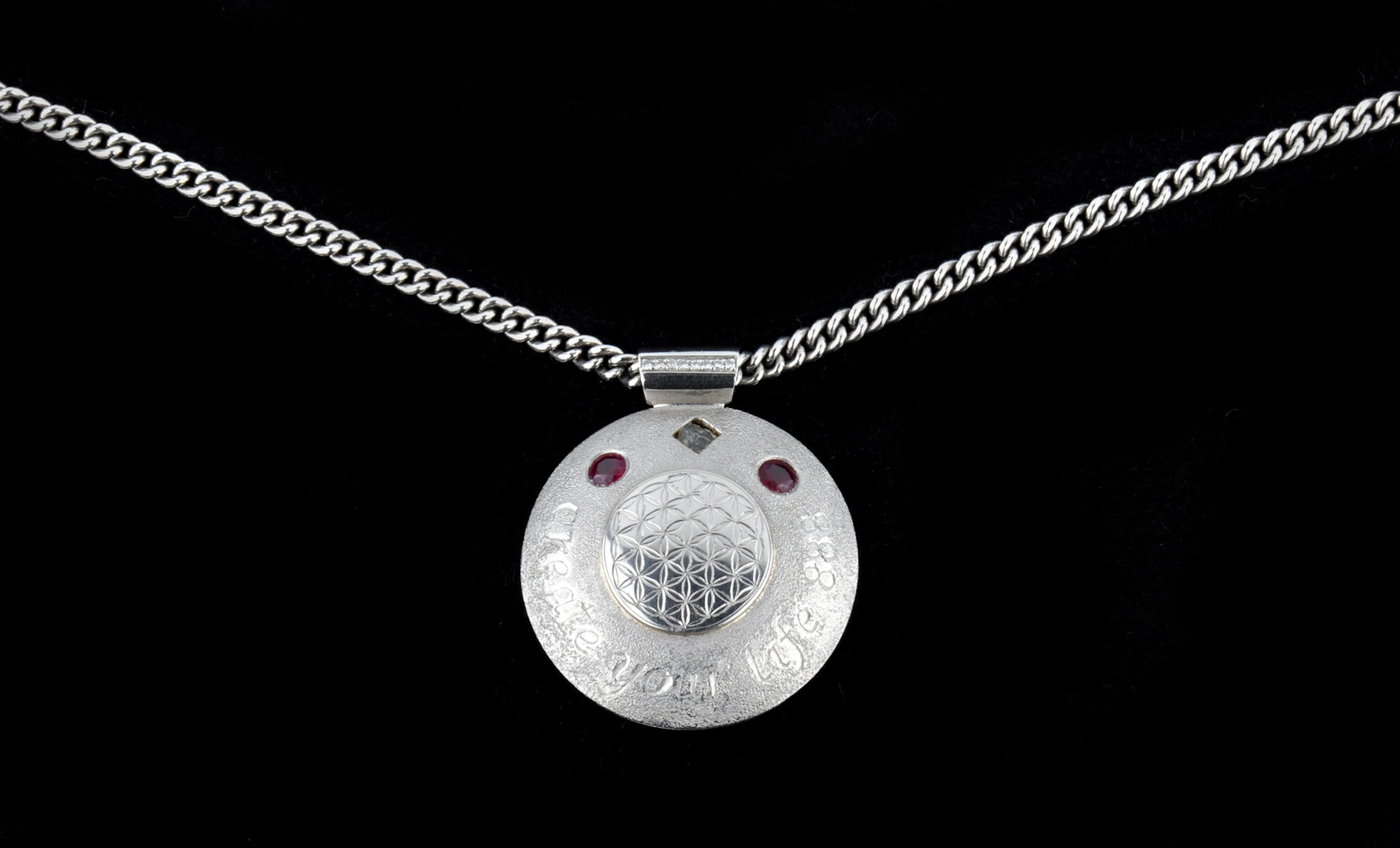 HALSKETTE mit Anhänger, 16 Diamanten, 1 Rohdiamant, 2 Rubine, Platin ca. 65,2 g.