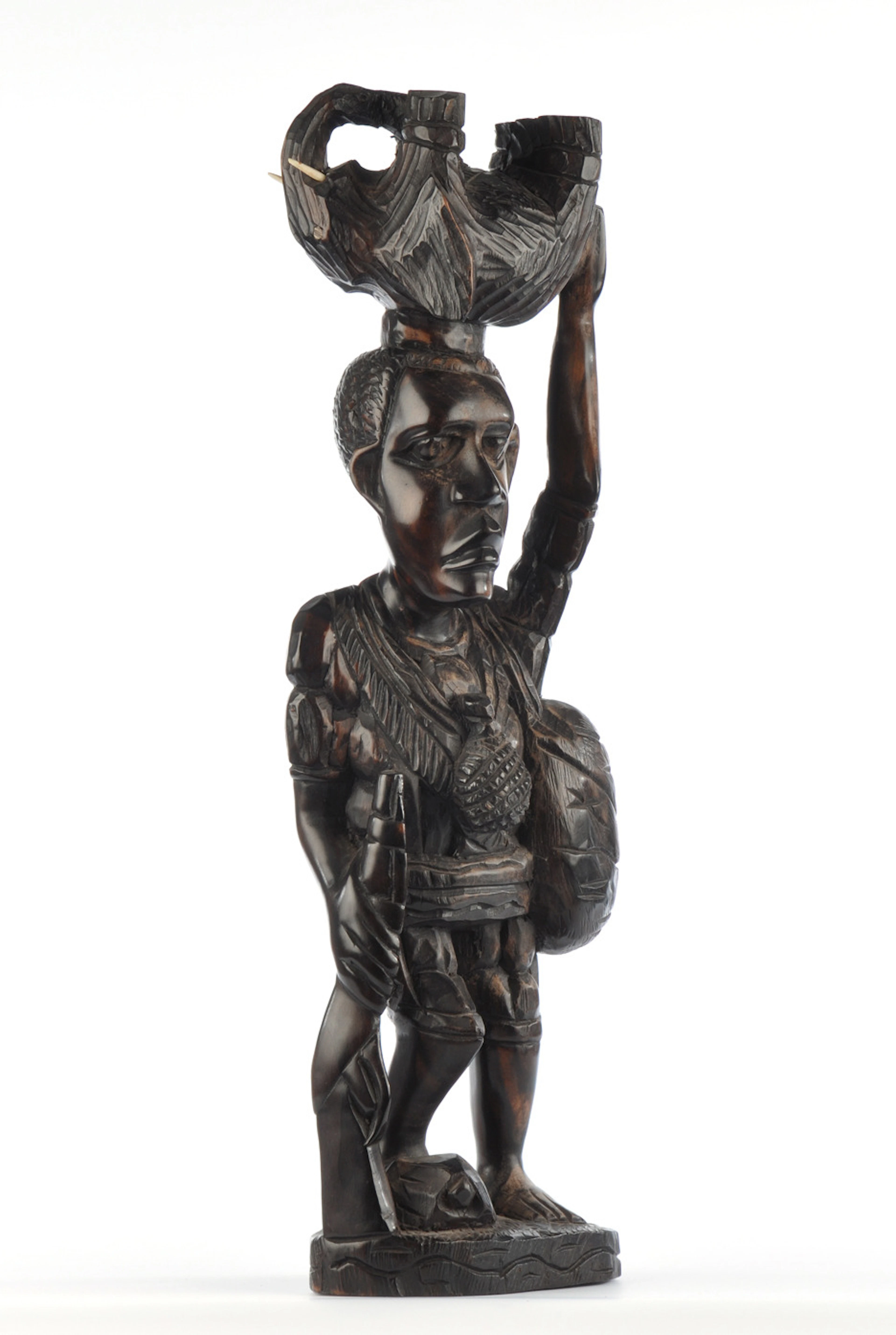 FIGUR EINES AFRIKANISCHEN JÄGERS. Darstellung einen jungen Elefant tragend und Gewehr haltend. Hartholz.