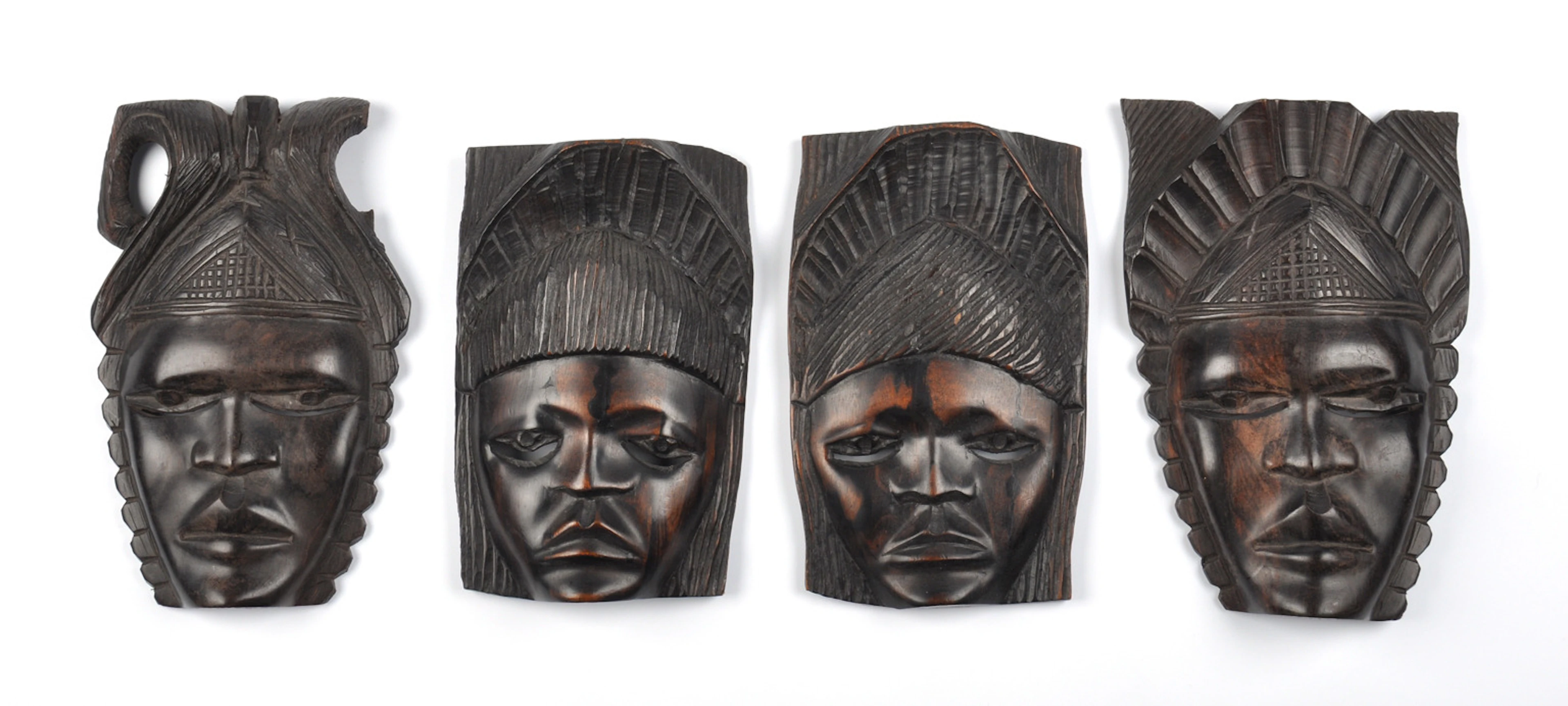 4 AFRIKANISCHEN MASKEN AUS EBENHOLZ.
