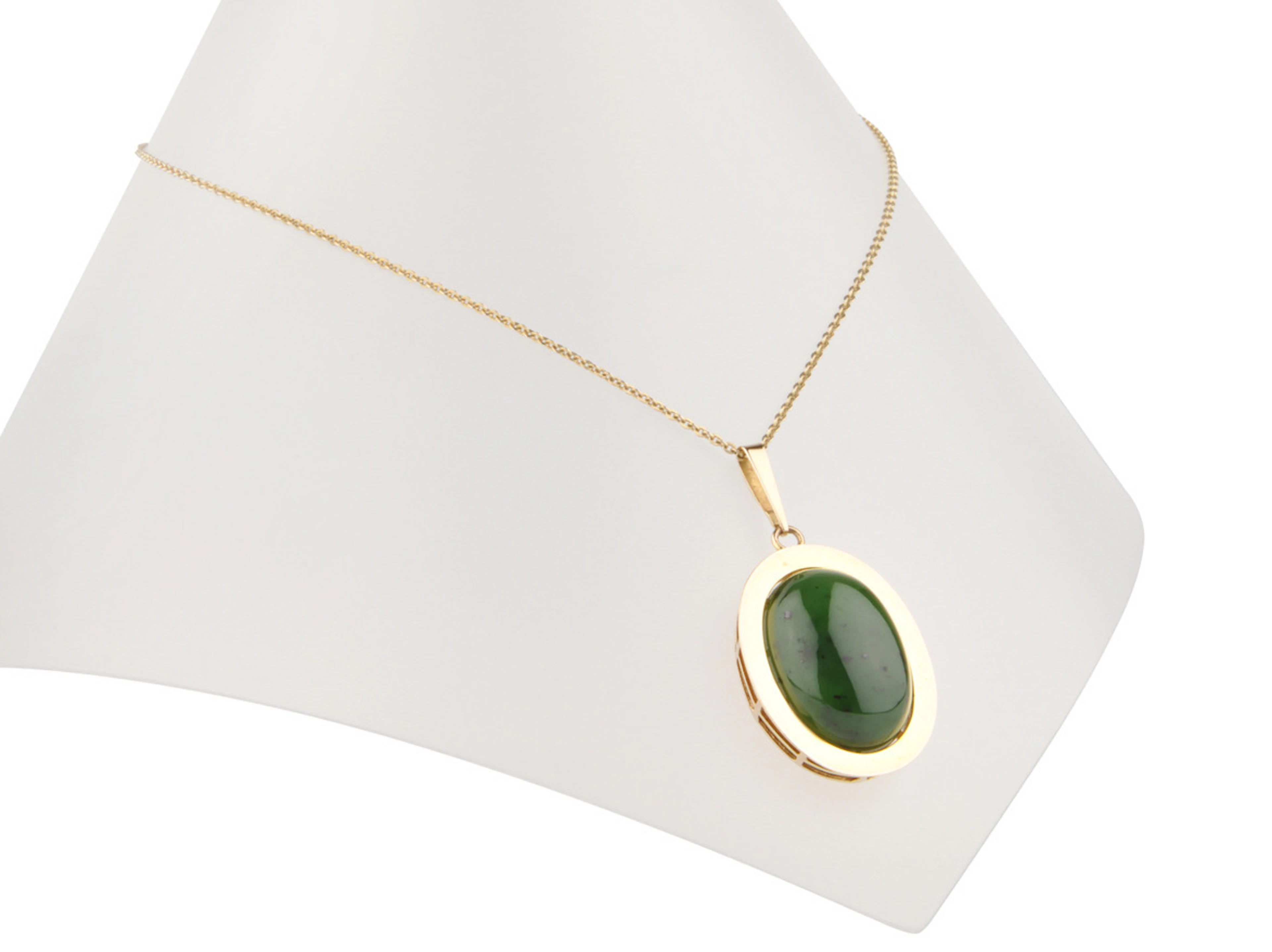 HALSKETTE mit Nephrit (Jade)-Anhänger, 333er Gelbgold, ca. 13,7 g.